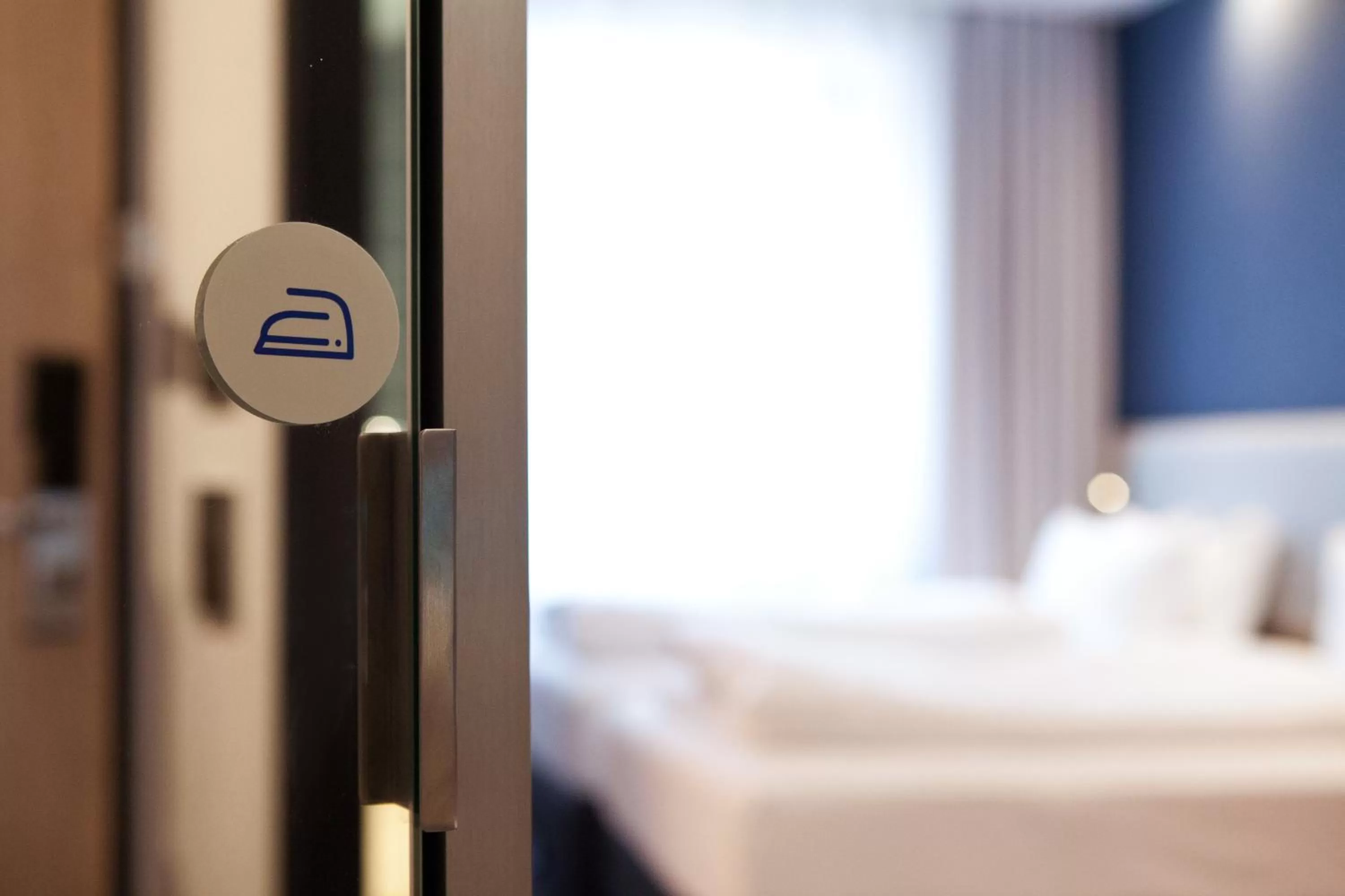 flat iron, Bed in Holiday Inn Express - Remscheid