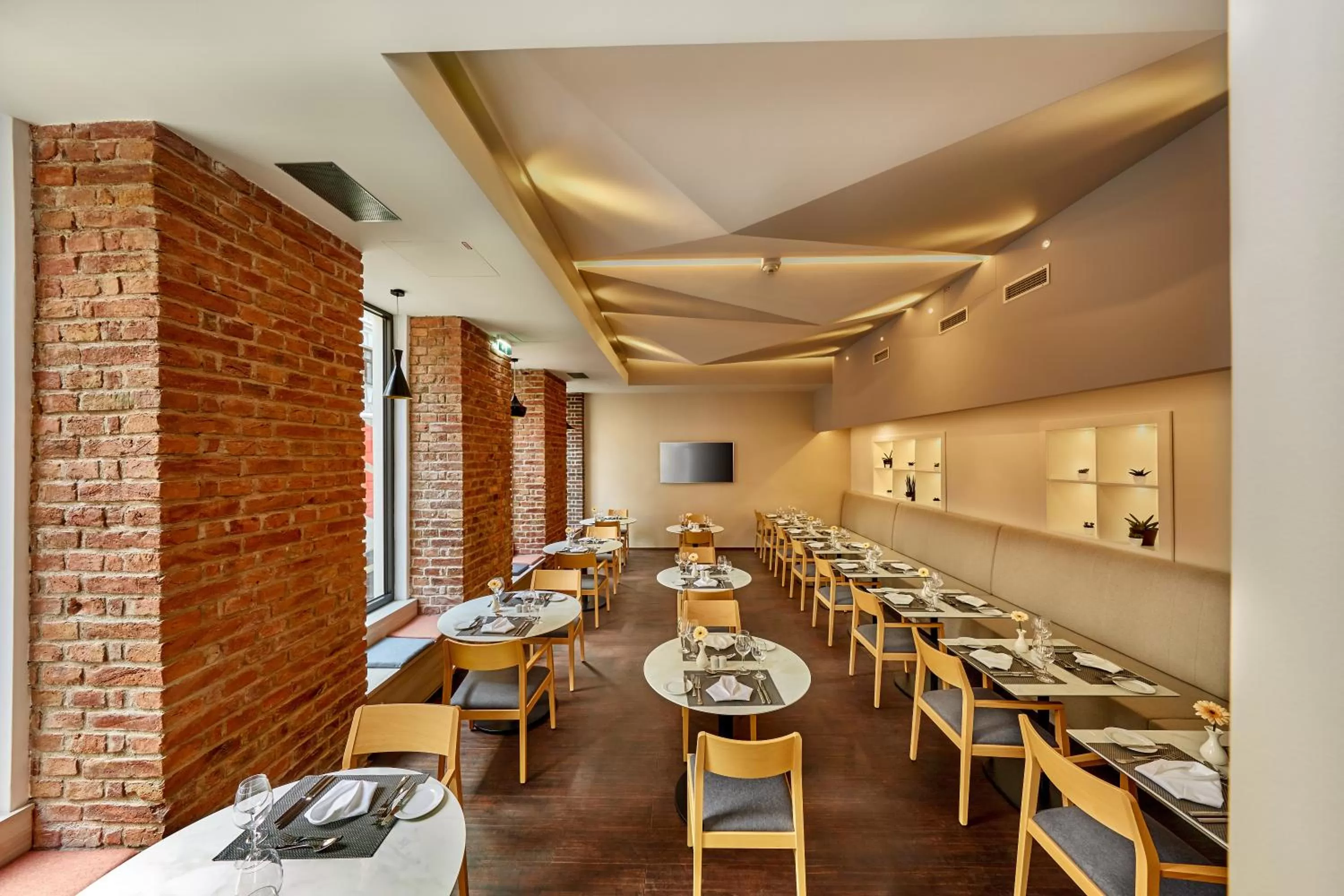 Restaurant/places to eat in H+ Hotel Wien