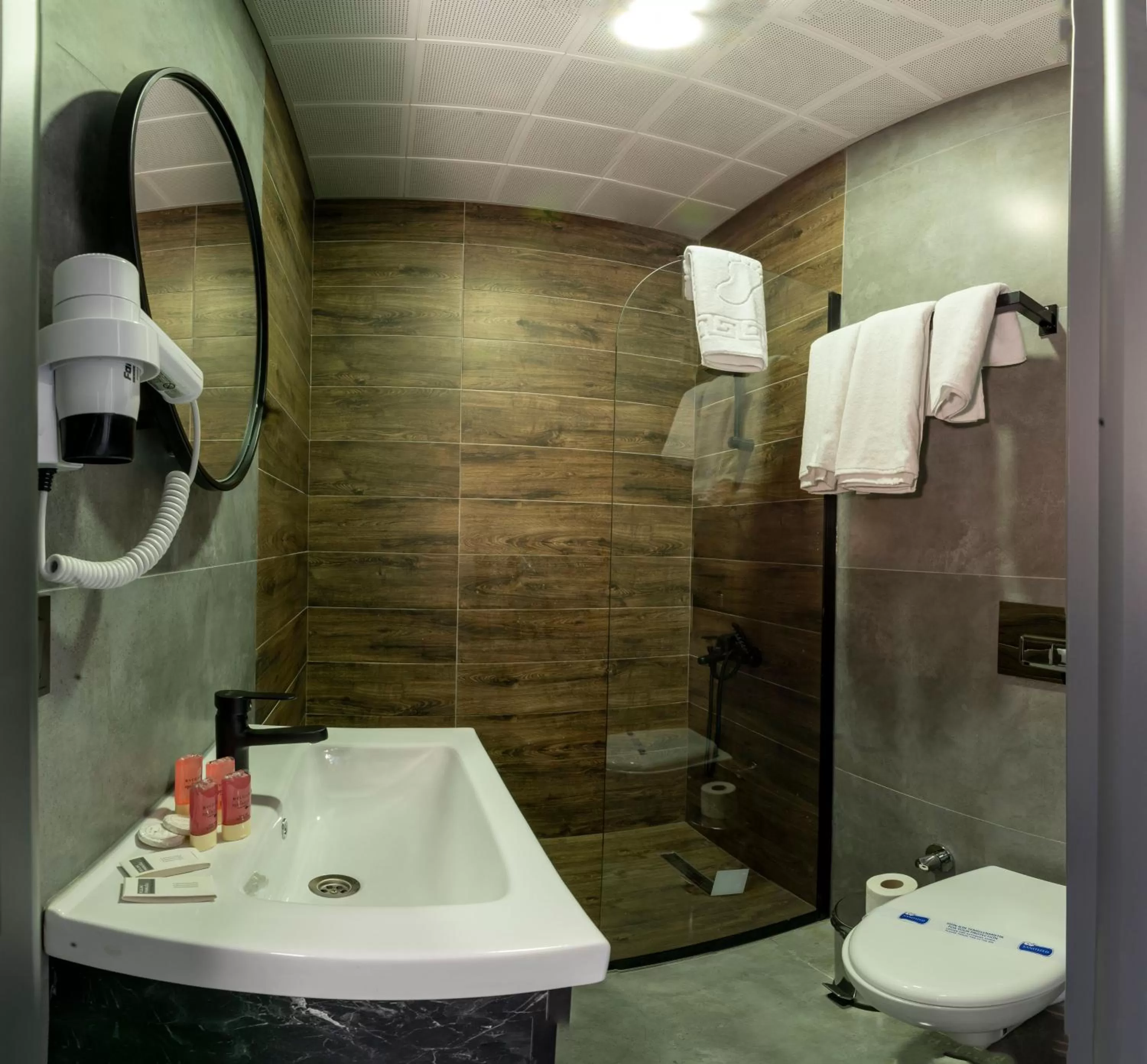 Shower in Melanj Airport Hotel