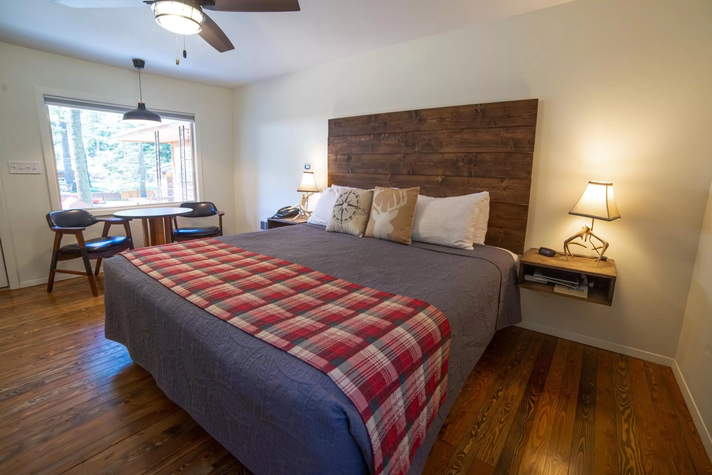 Seating area, Bed in Eagle Cap Chalets