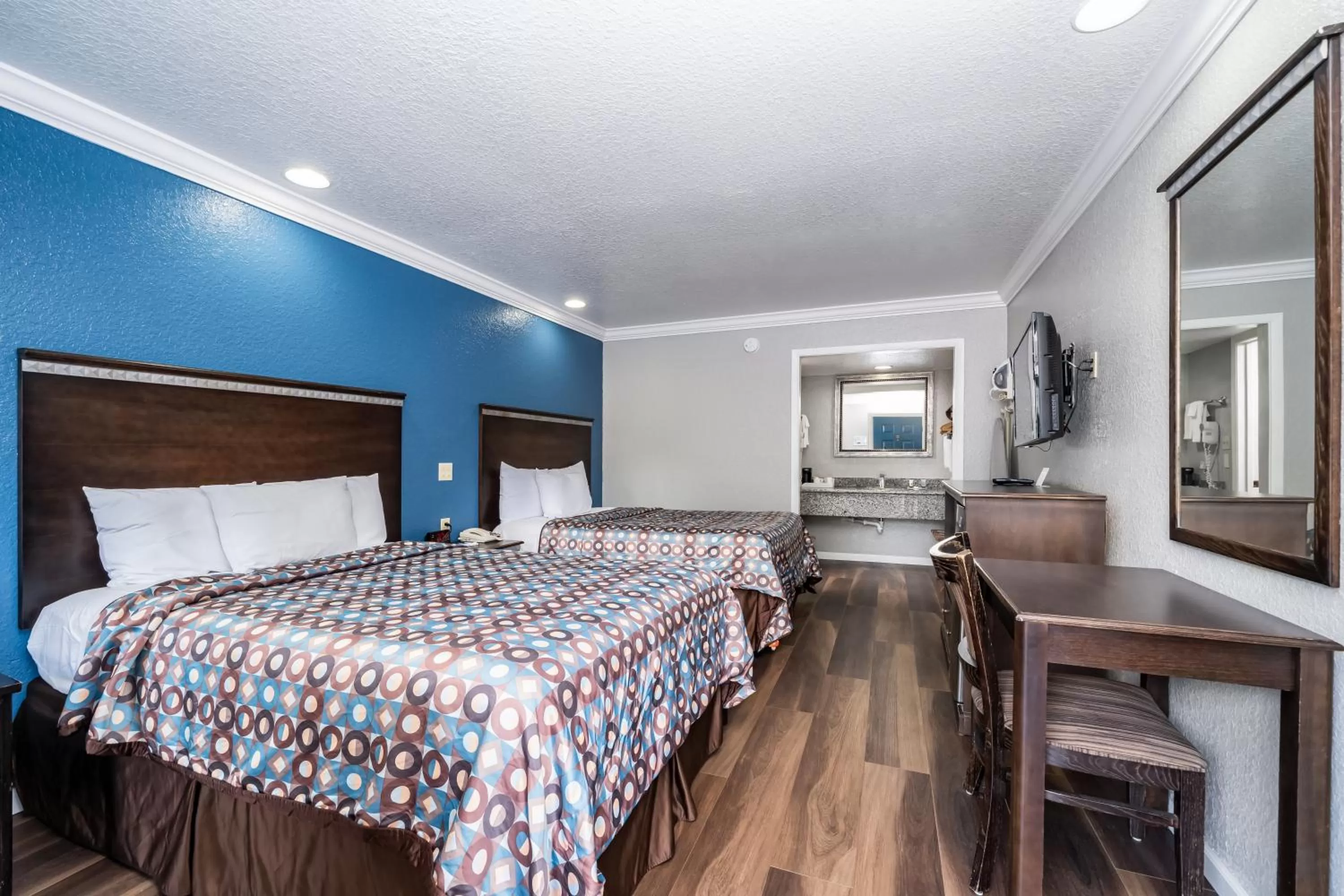 Photo of the whole room, Bed in GatorTown Inn