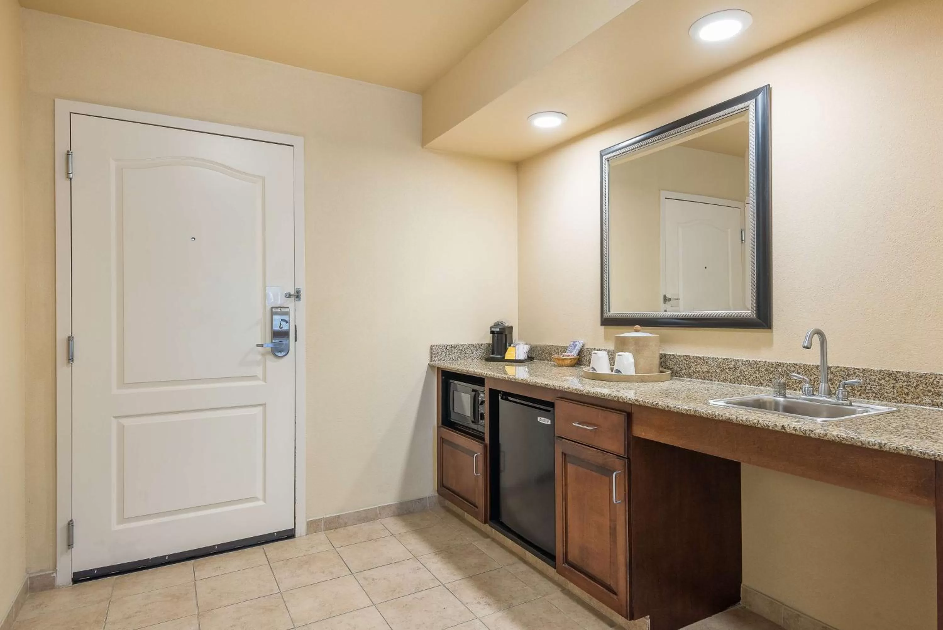 Kitchen or kitchenette in Hampton Inn & Suites Florence-North-I-95