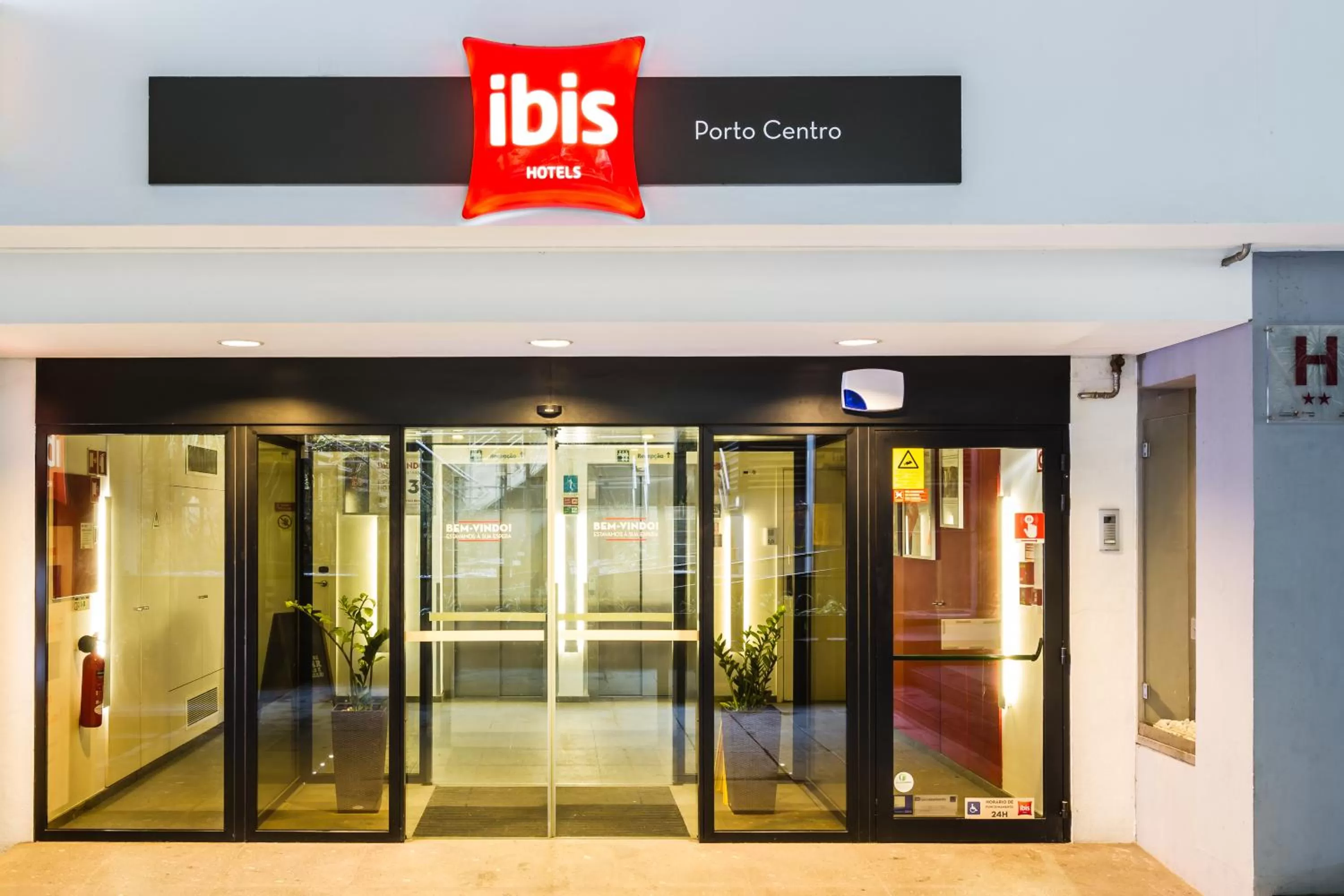 Facade/entrance in ibis Porto Centro São Bento