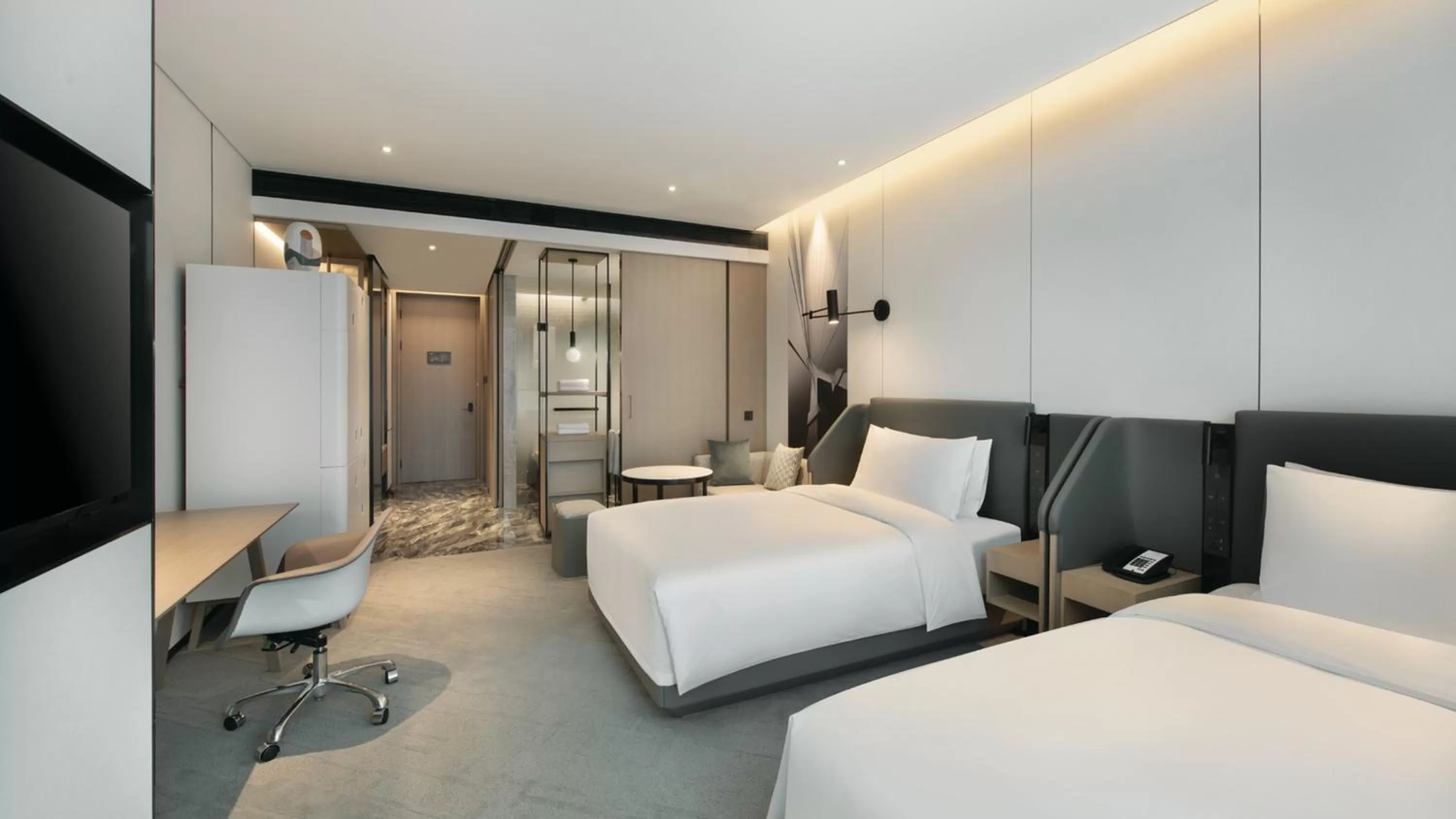 Photo of the whole room, Bed in Crowne Plaza Quanzhou Riverview by IHG