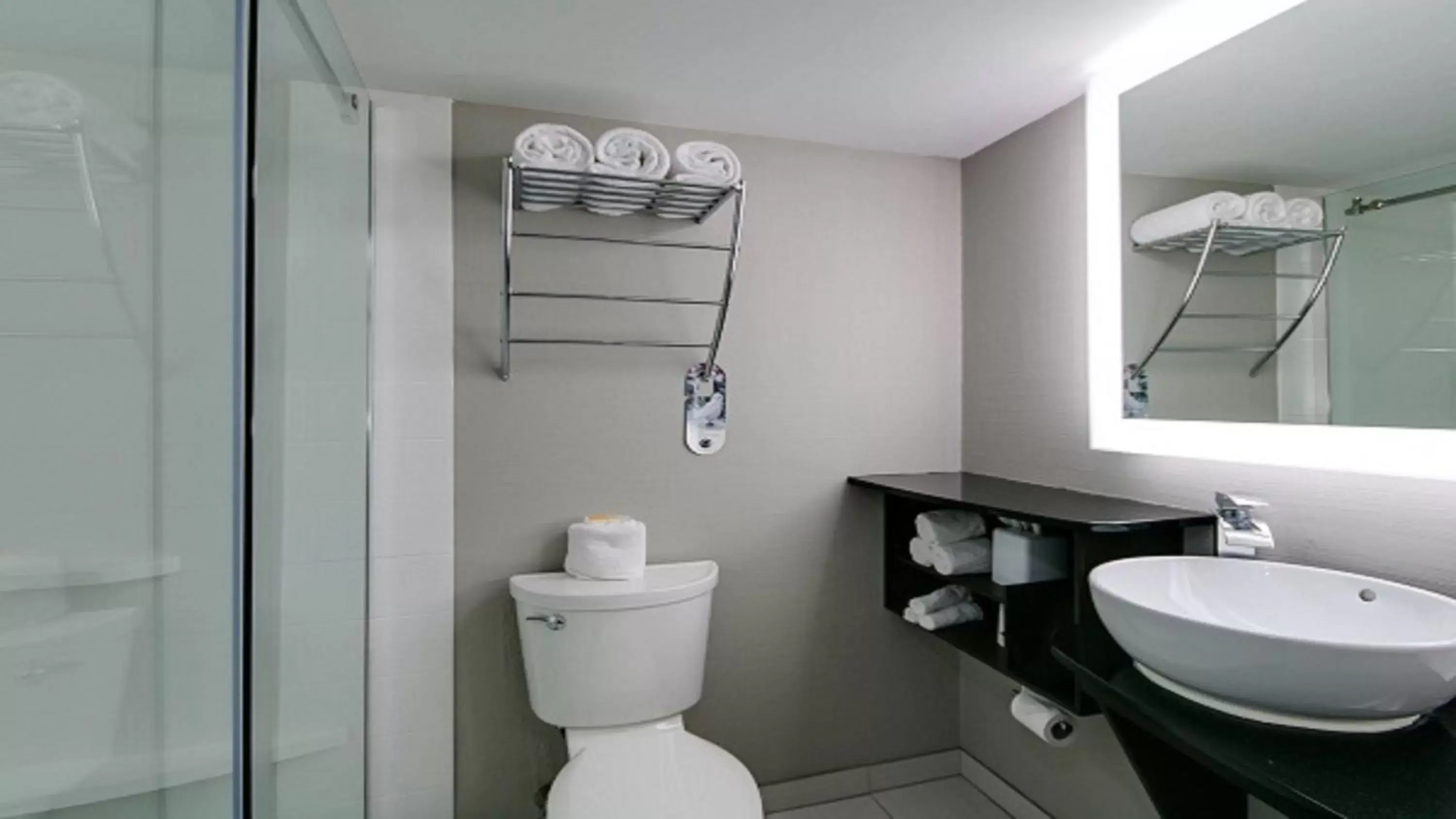 Standard King Room in Holiday Inn At the Campus by IHG Standard King Room in Holiday Inn At the Campus by IHG