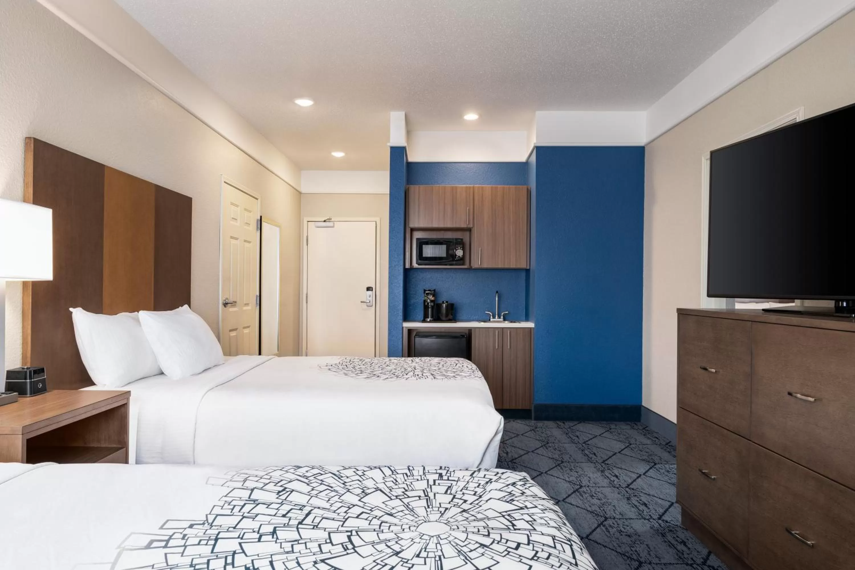 Communal lounge/ TV room, Bed in La Quinta Inn and Suites by Wyndham at WaTiki Waterpark
