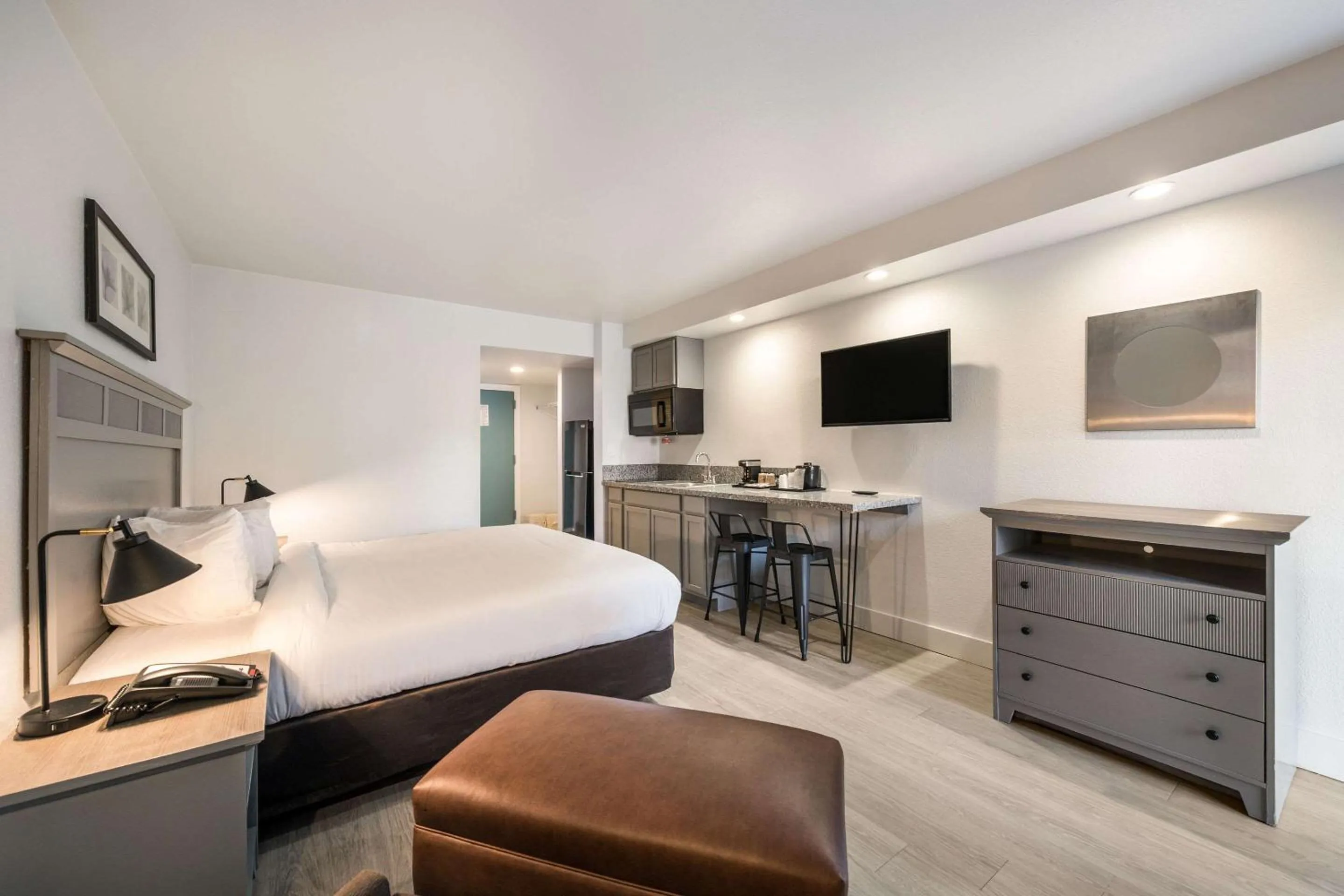 Photo of the whole room, Bed in Suburban Studios Williamsburg Central