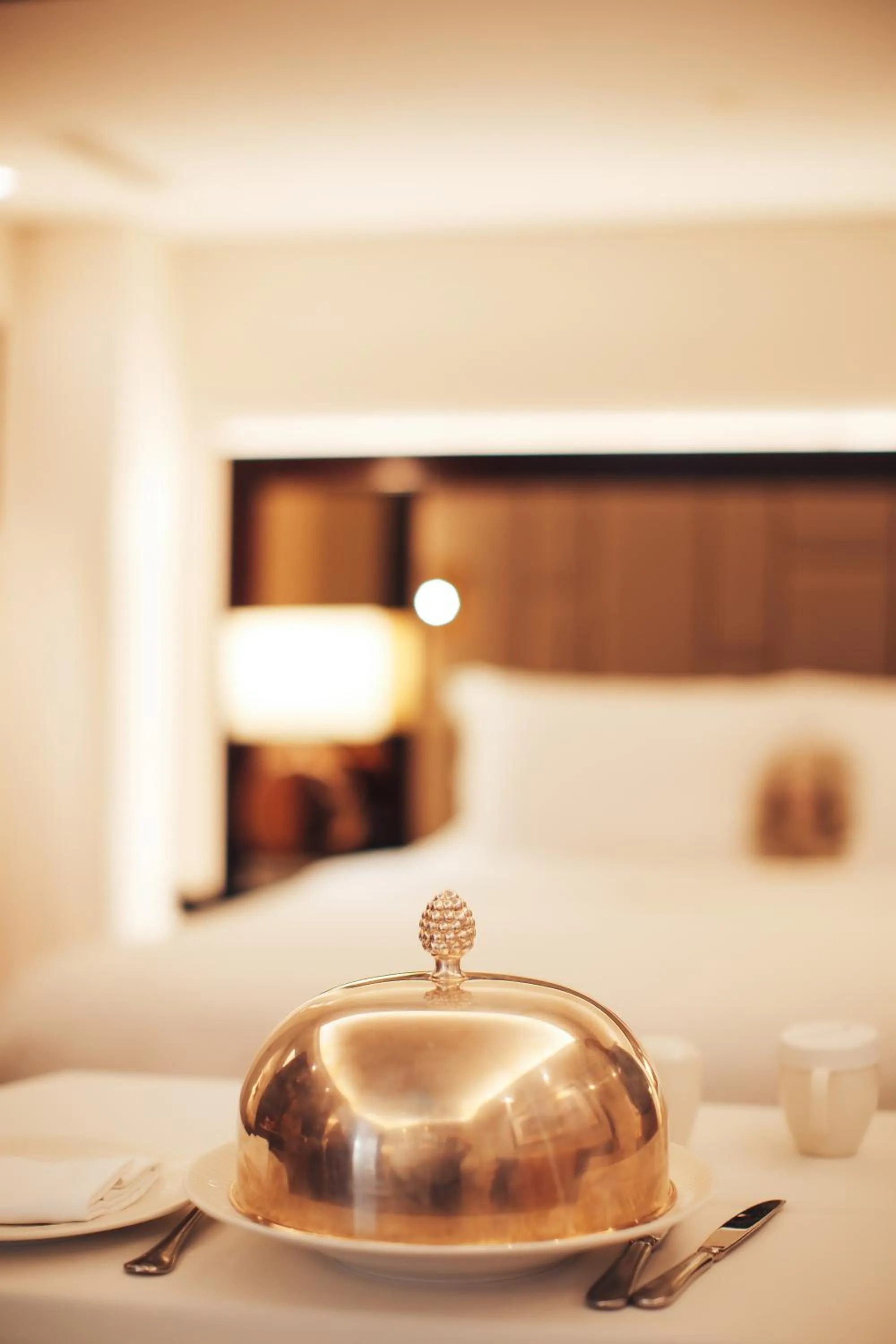 Food and drinks, Bed in Radisson Blu Hotel, Dubai Deira Creek