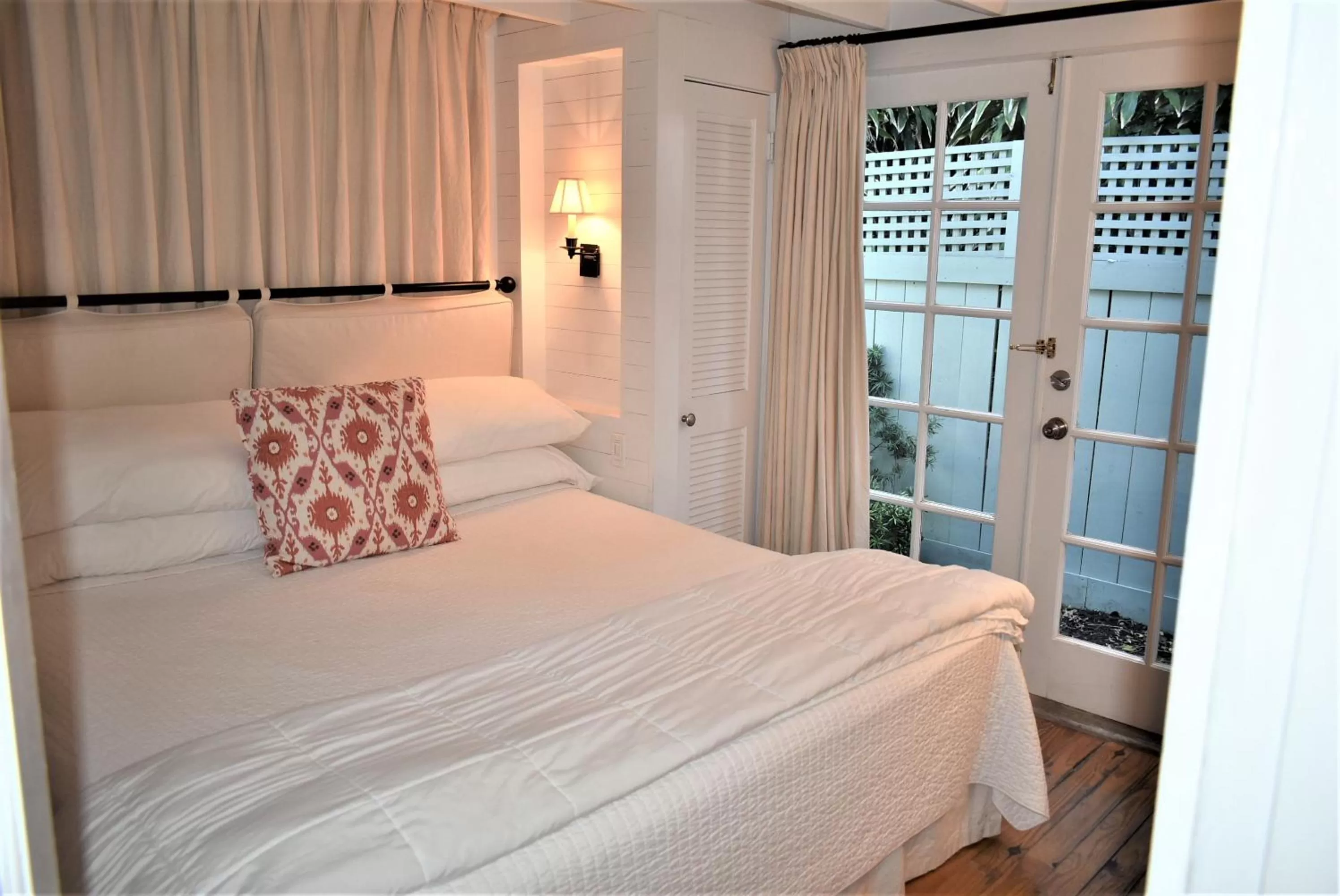 Bed in Simonton Court Historic Inn & Cottages