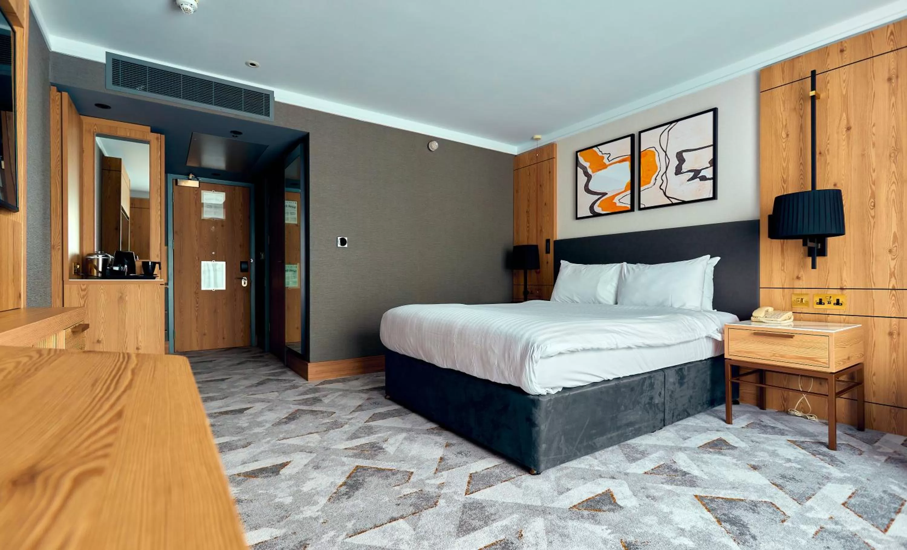 Photo of the whole room, Bed in Crowne Plaza Marlow by IHG