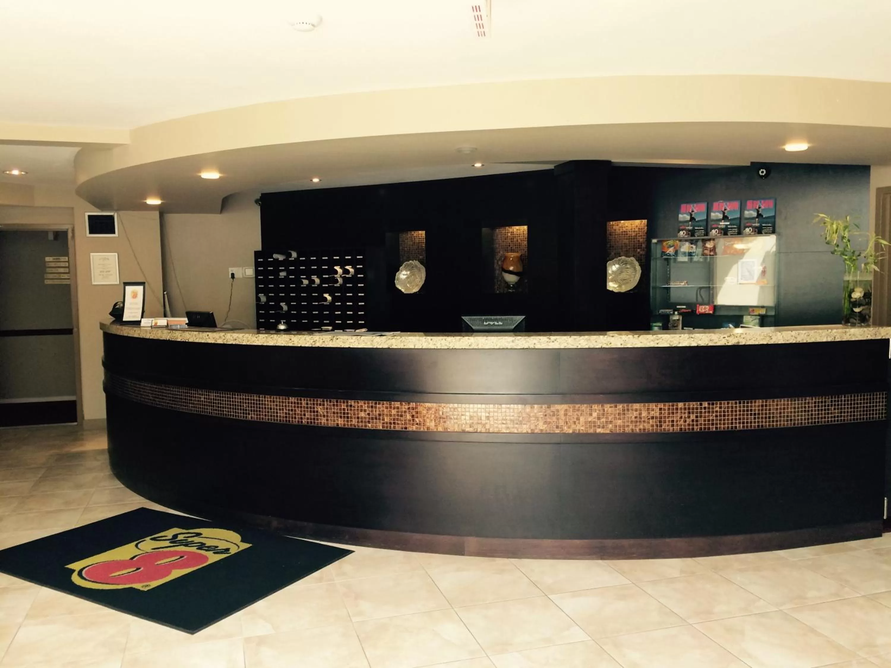 Lobby or reception in Super 8 by Wyndham West Kelowna BC