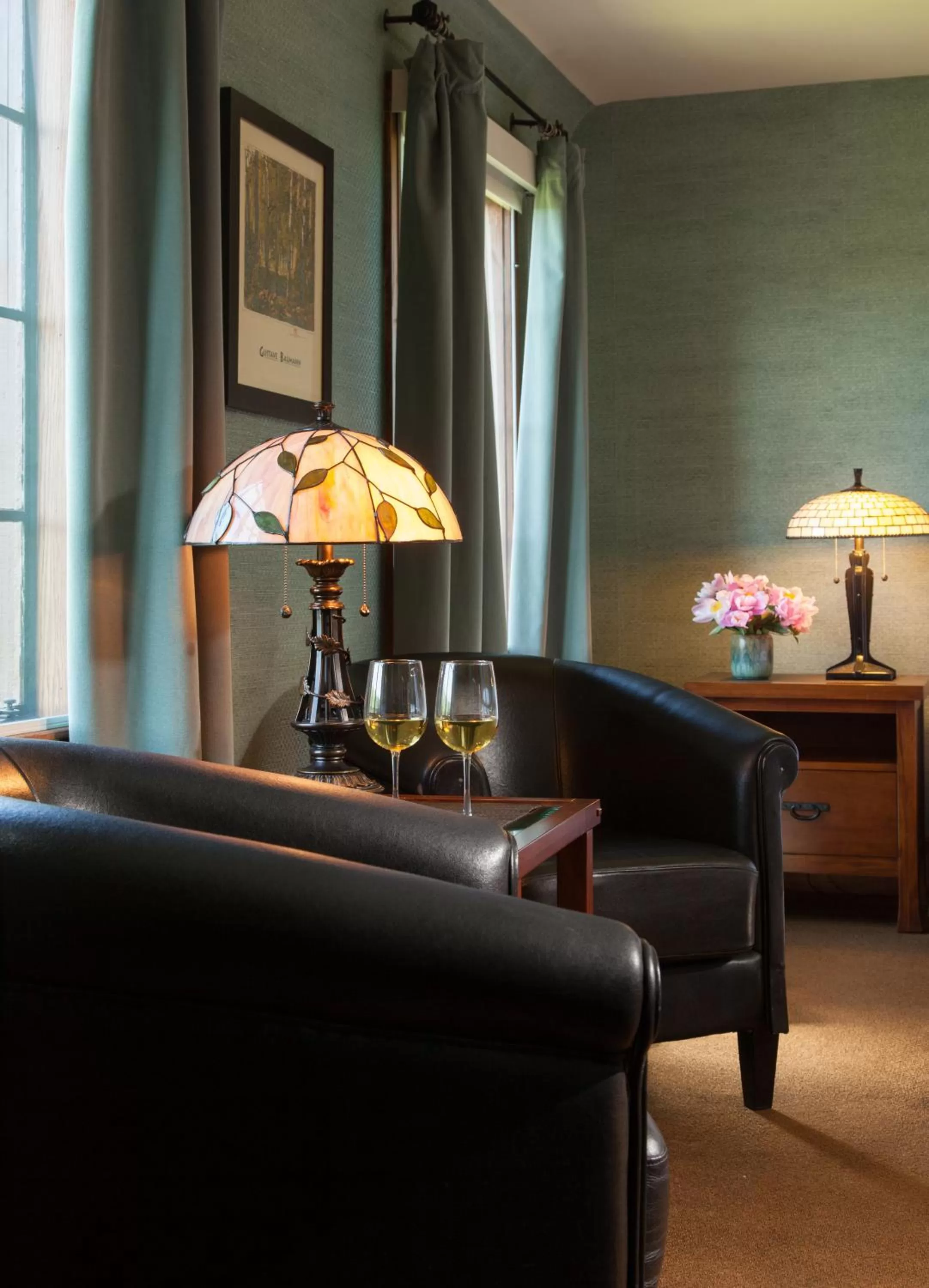 Seating area in Settlers Inn