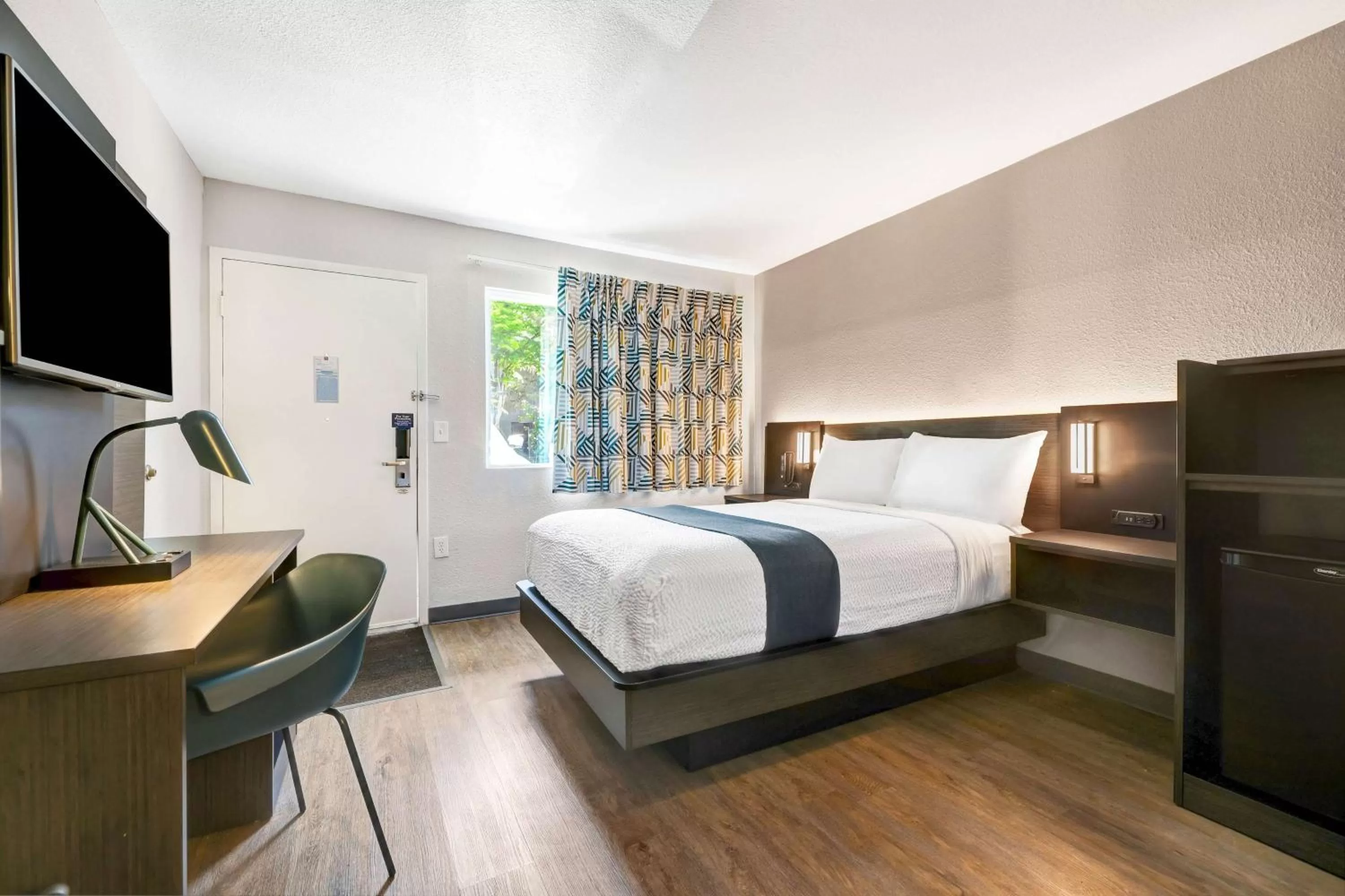 Bedroom, Bed in Motel 6-Issaquah, WA - Seattle - East