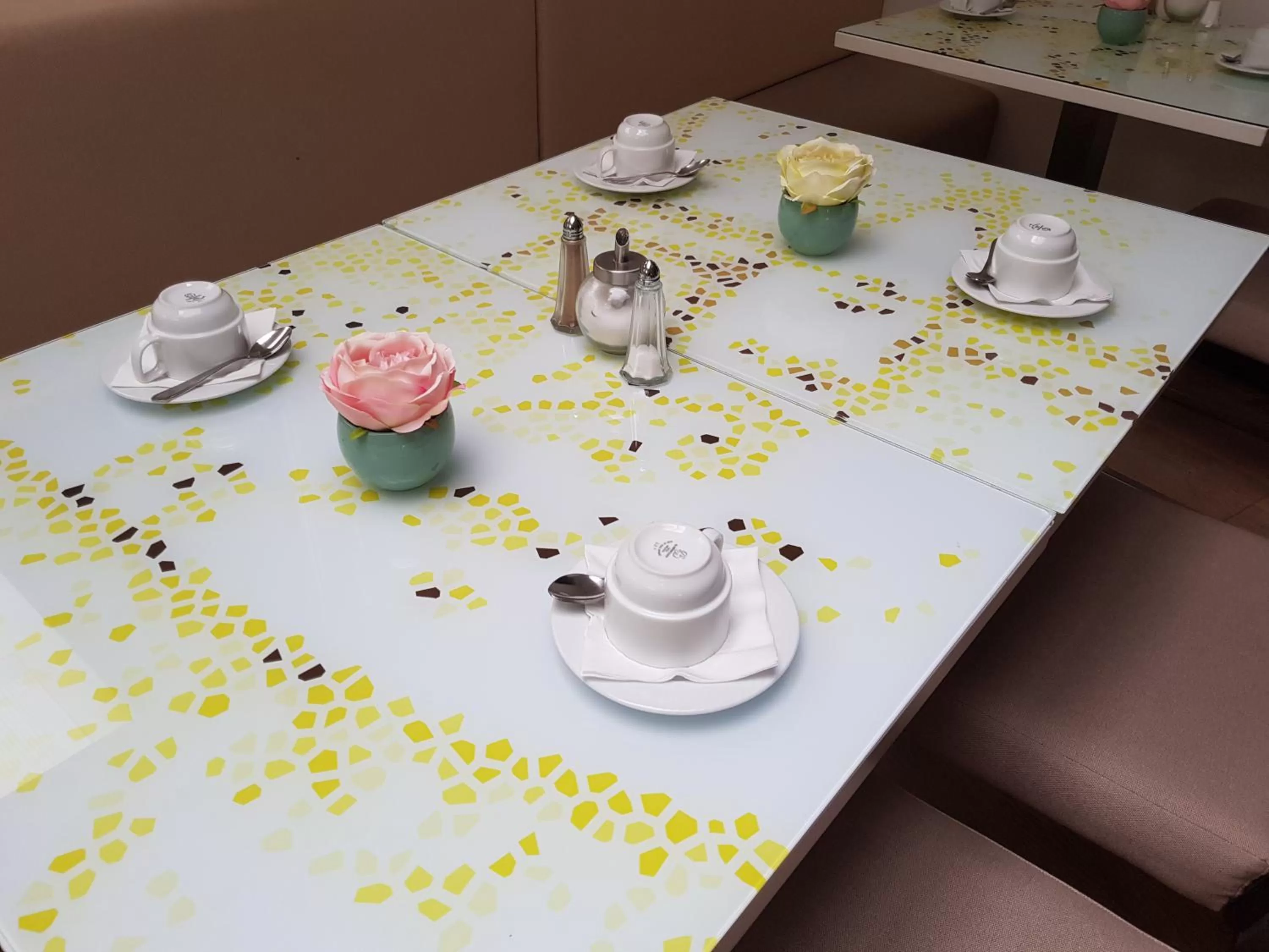 Food and drinks in Pure White