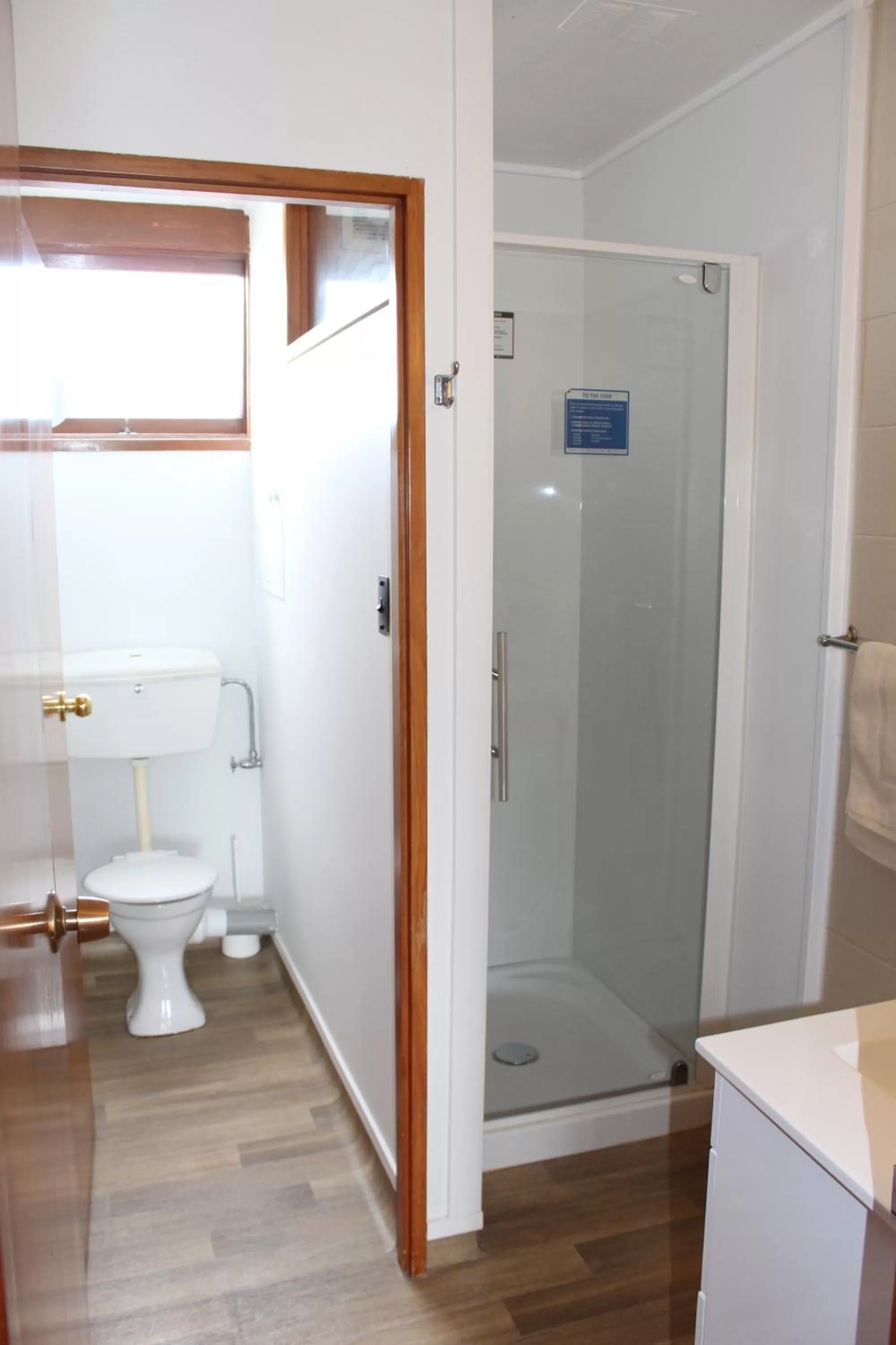 Bathroom in Elmore Lodge Motel