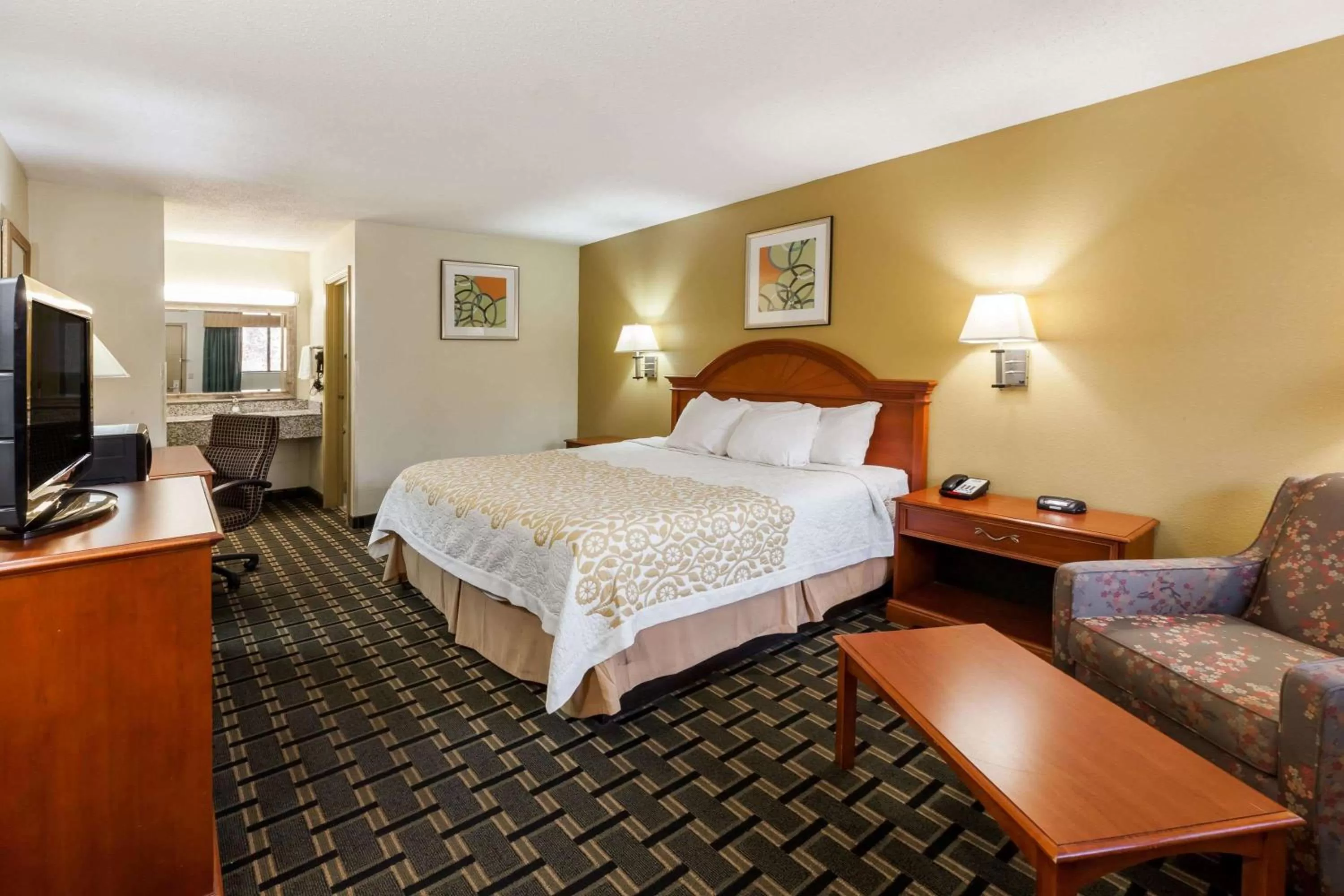 Photo of the whole room, Bed in Days Inn by Wyndham Kent - Akron