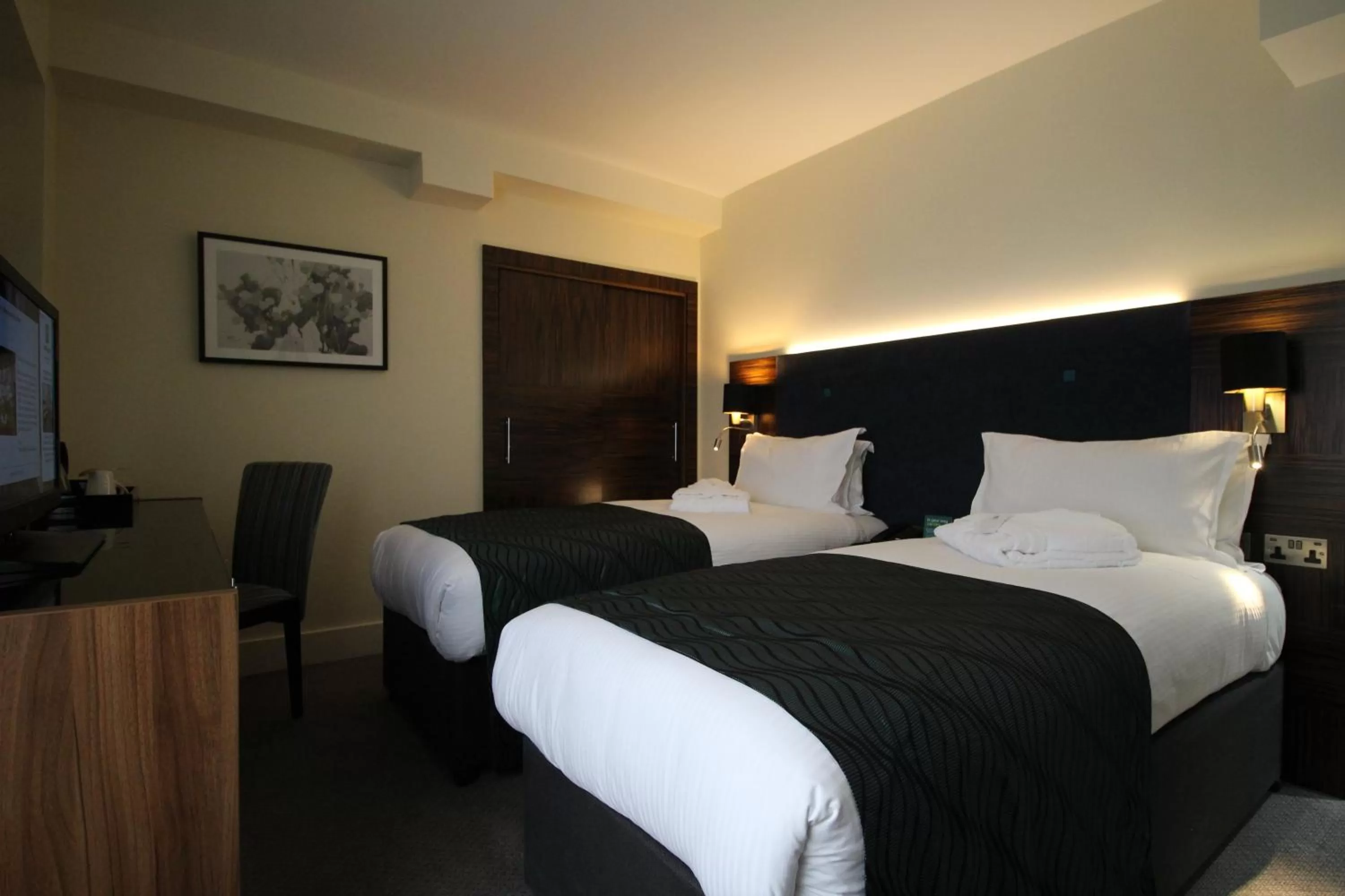 Photo of the whole room, Bed in Holiday Inn London Kensington High St. by IHG