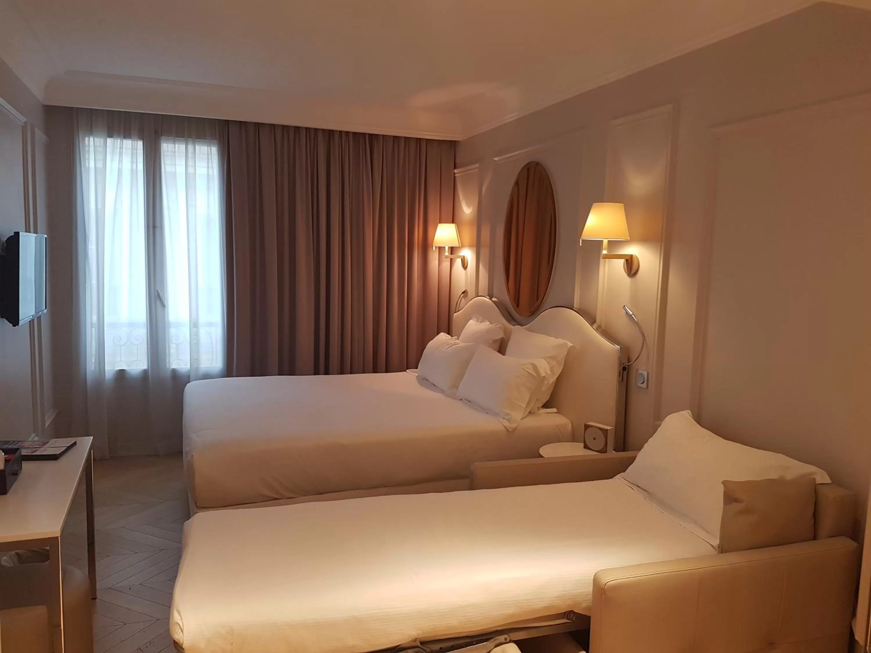 Photo of the whole room in Hotel Trinité Haussmann