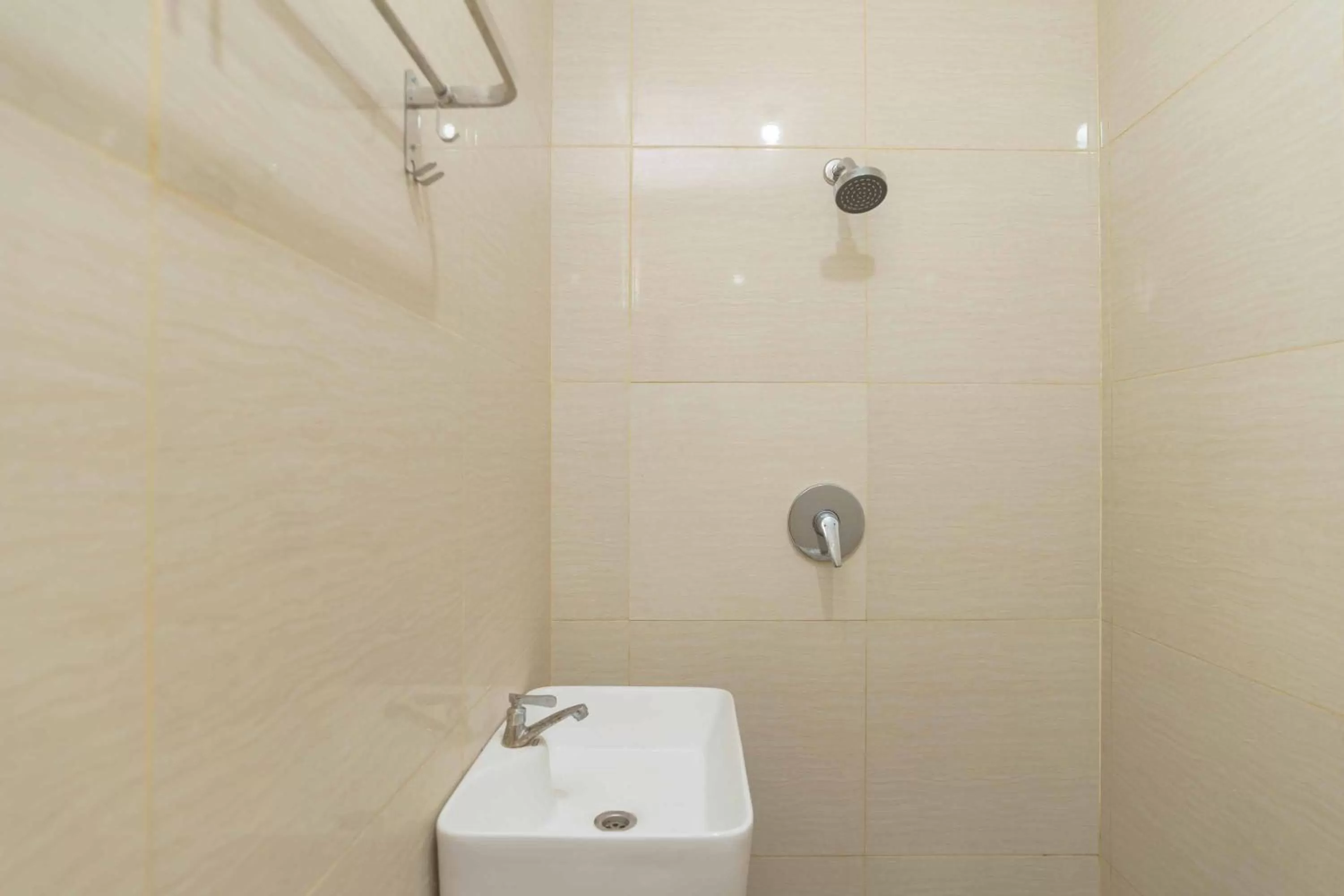 Bathroom in RedDoorz Plus near Eka Hospital BSD 5