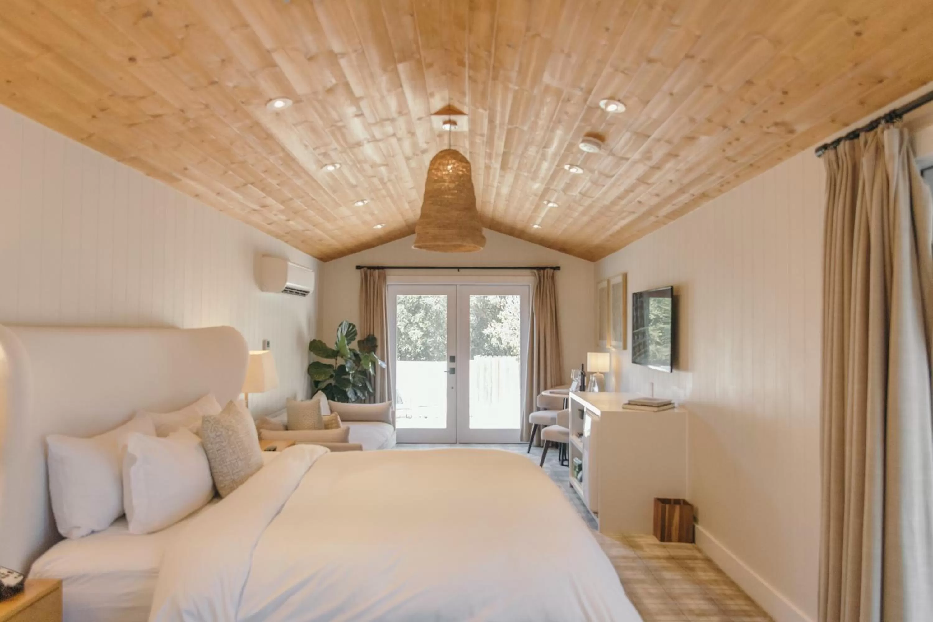 Bed in Calamigos Guest Ranch and Beach Club