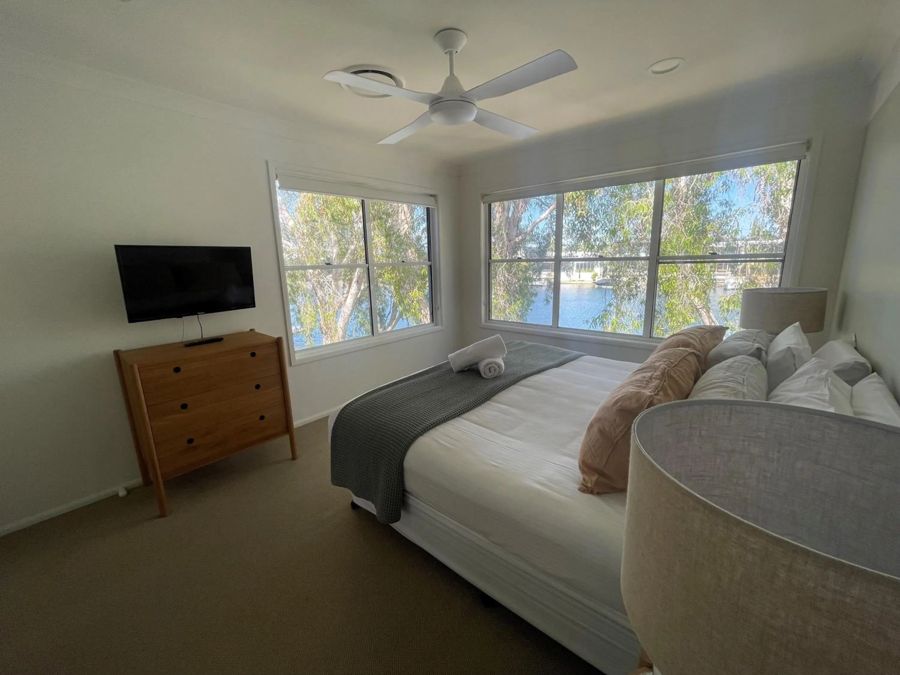 Bed in Noosa Entrance Waterfront Resort
