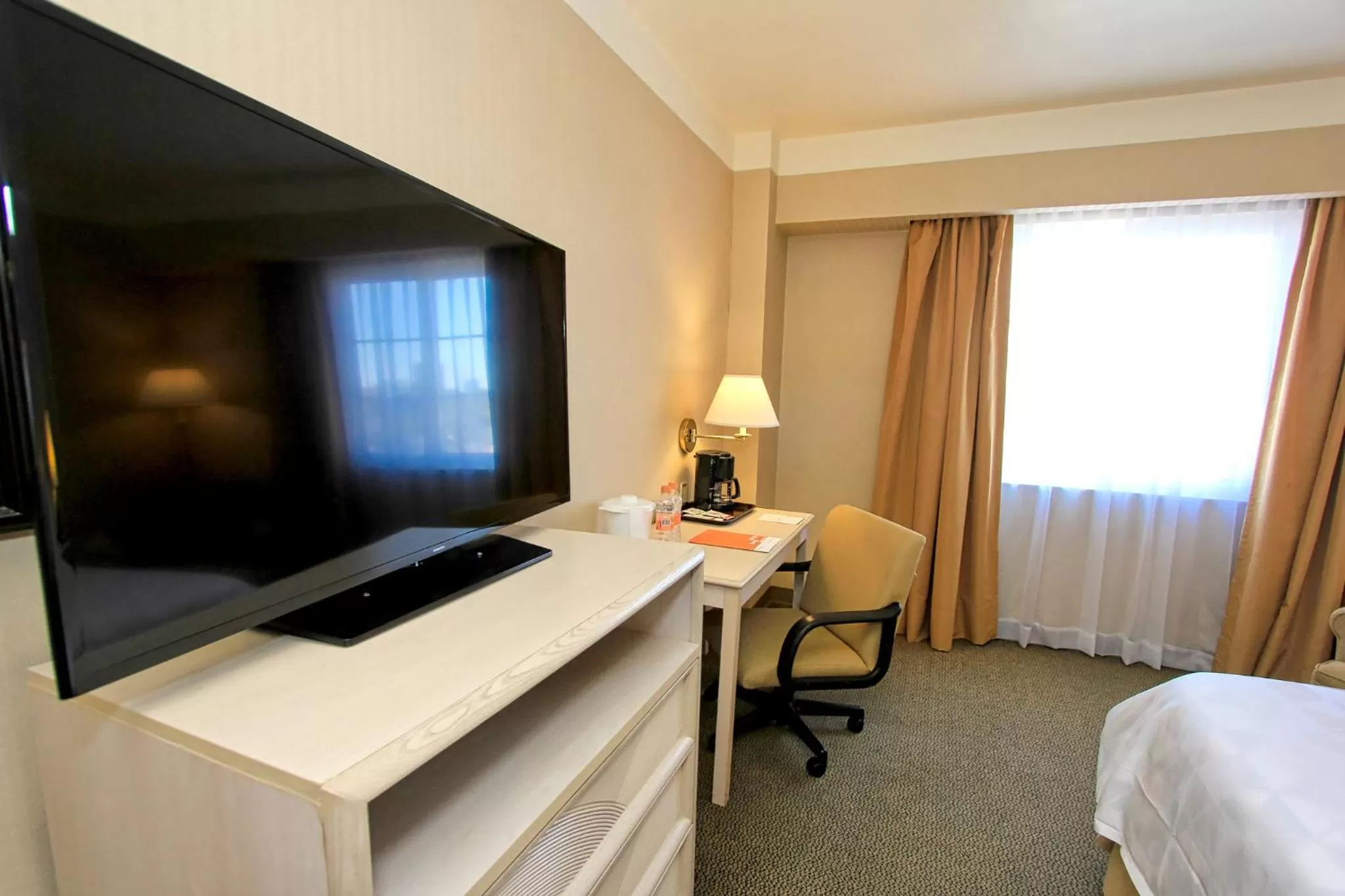 Photo of the whole room, Bed in Holiday Inn Leon-Convention Center by IHG