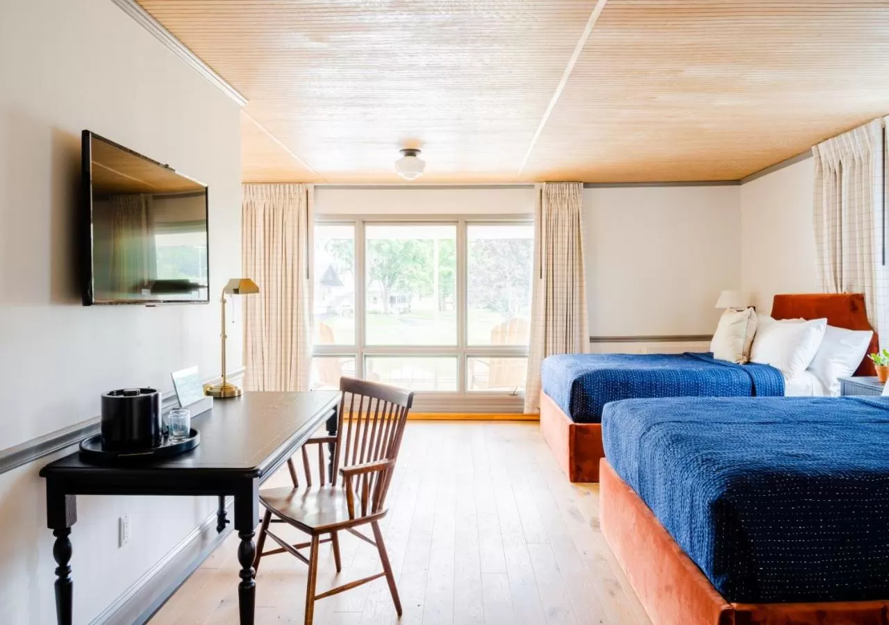 Seating area, Bed in Wylder Windham