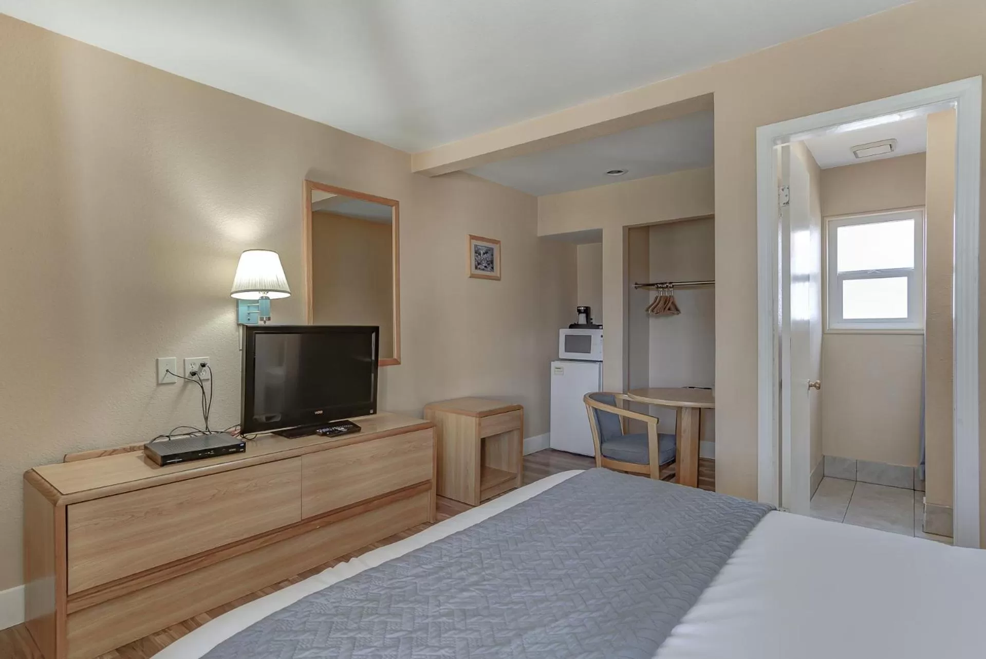 Bed in Shasta Pines Motel & Suites