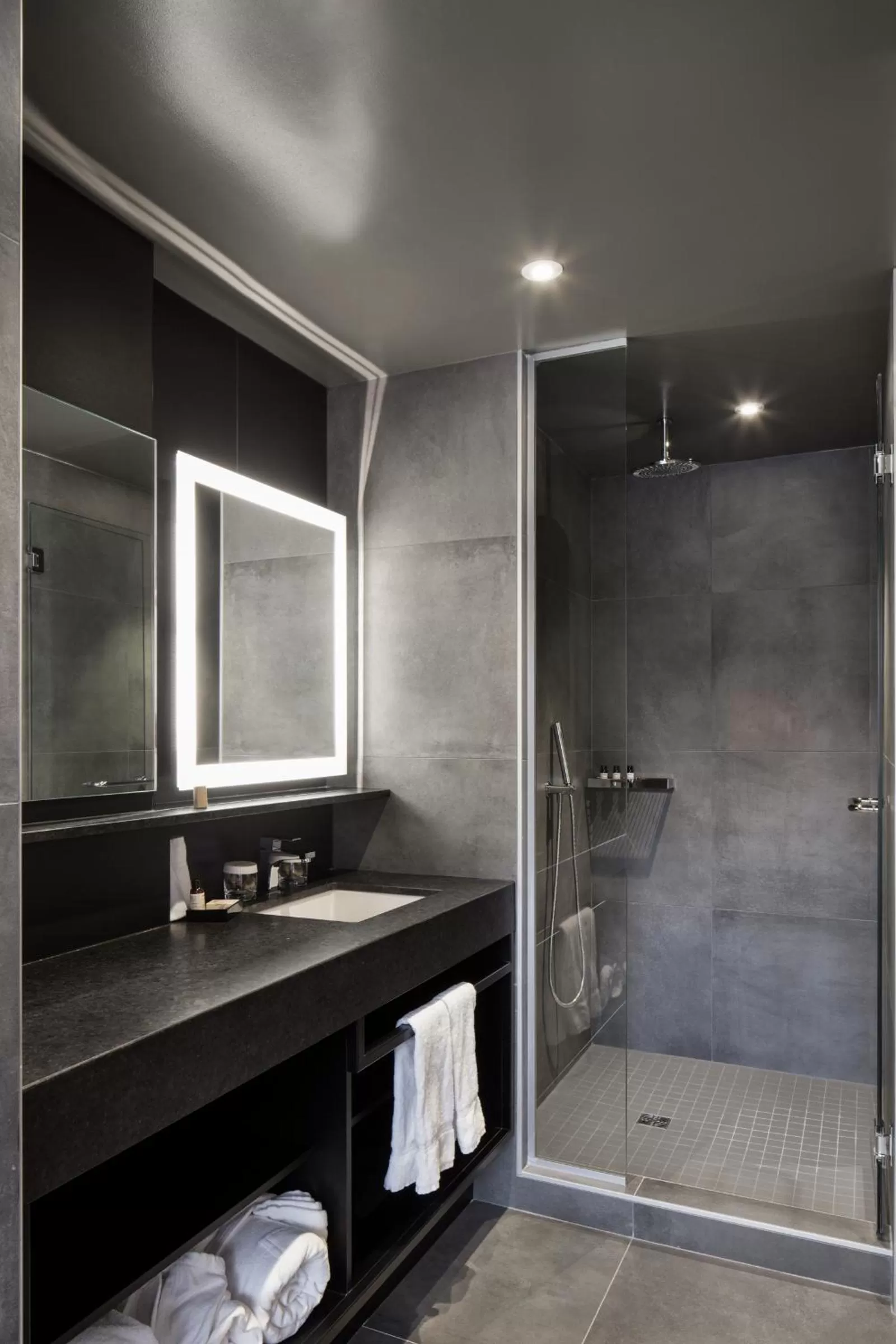 Shower in Hotel Monville