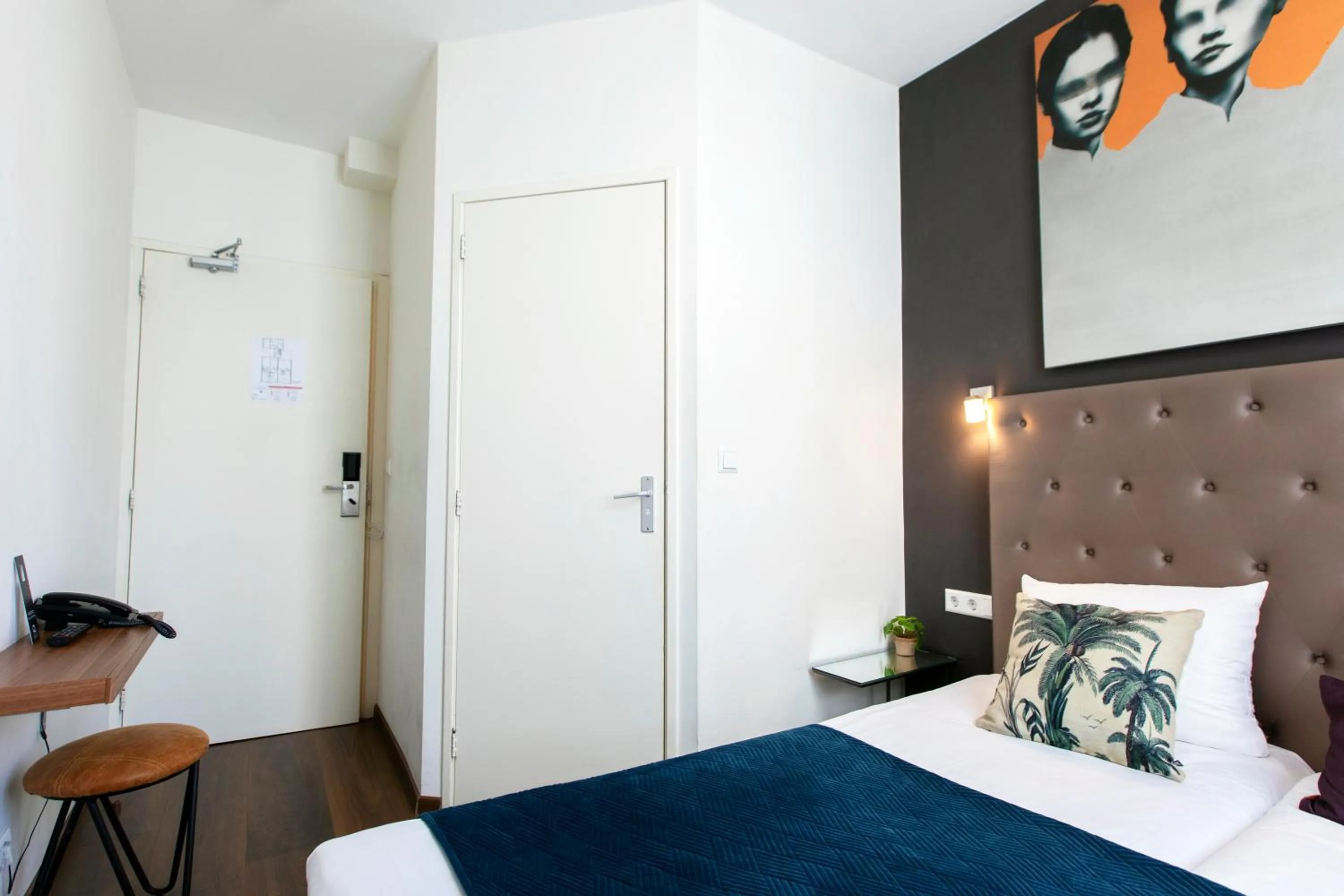 Bed in Quentin Golden Bear Hotel