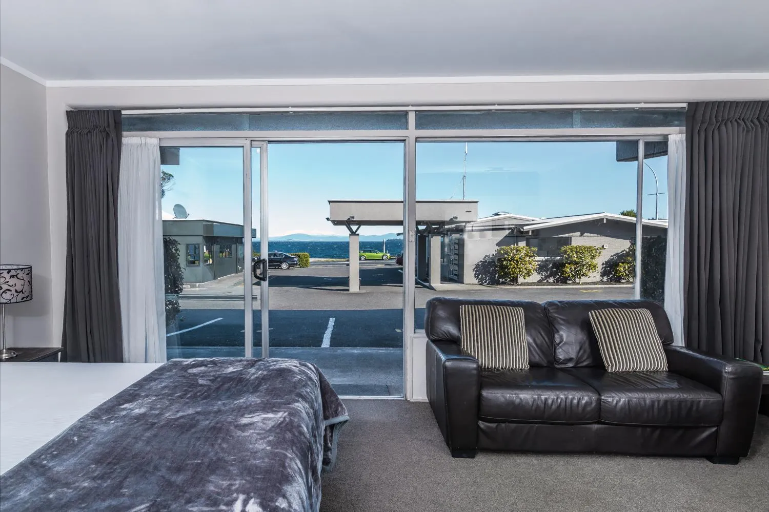 Living room, Bed in Twin Peaks Lakeside Inn