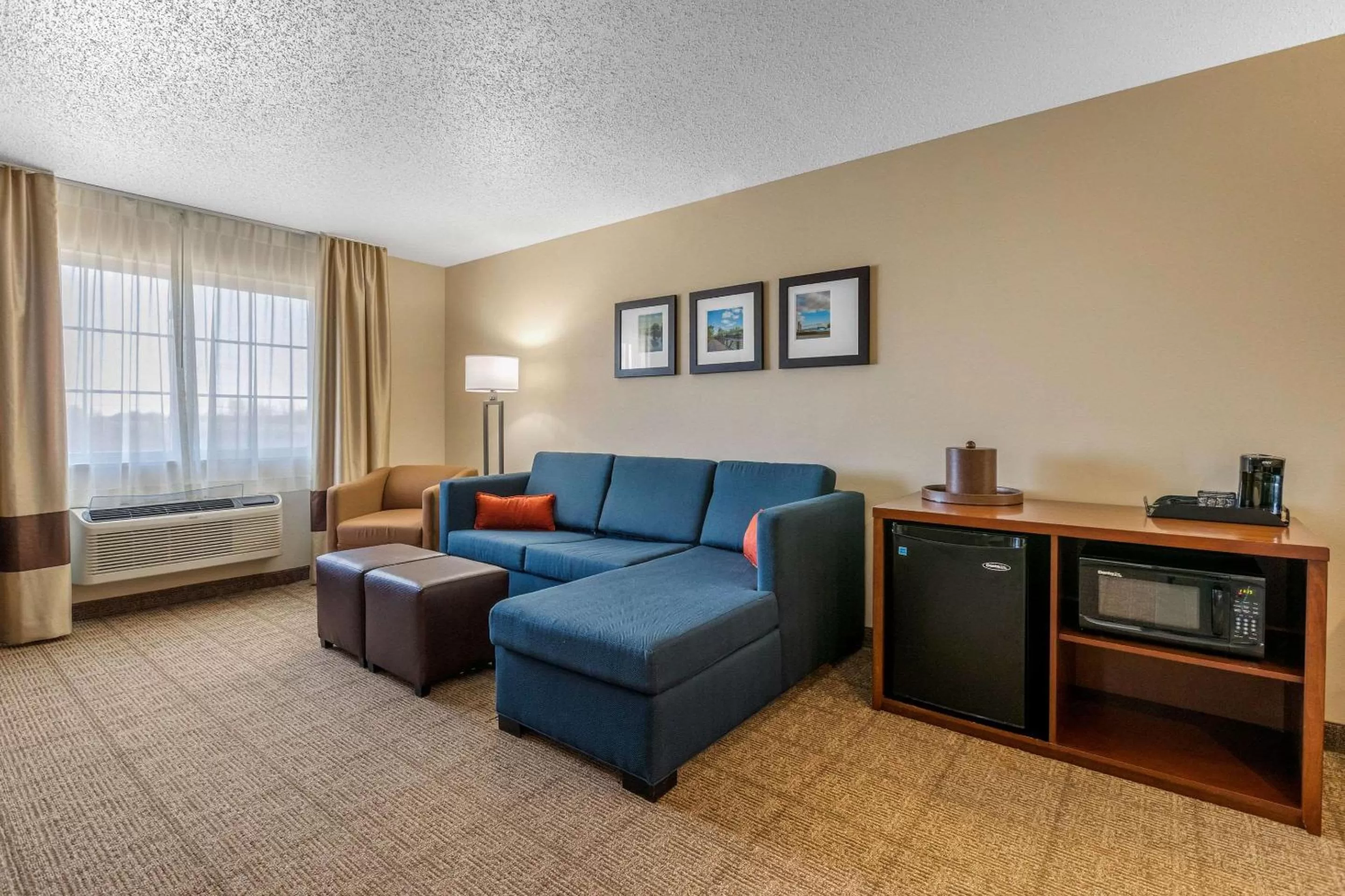 Photo of the whole room in Comfort Suites