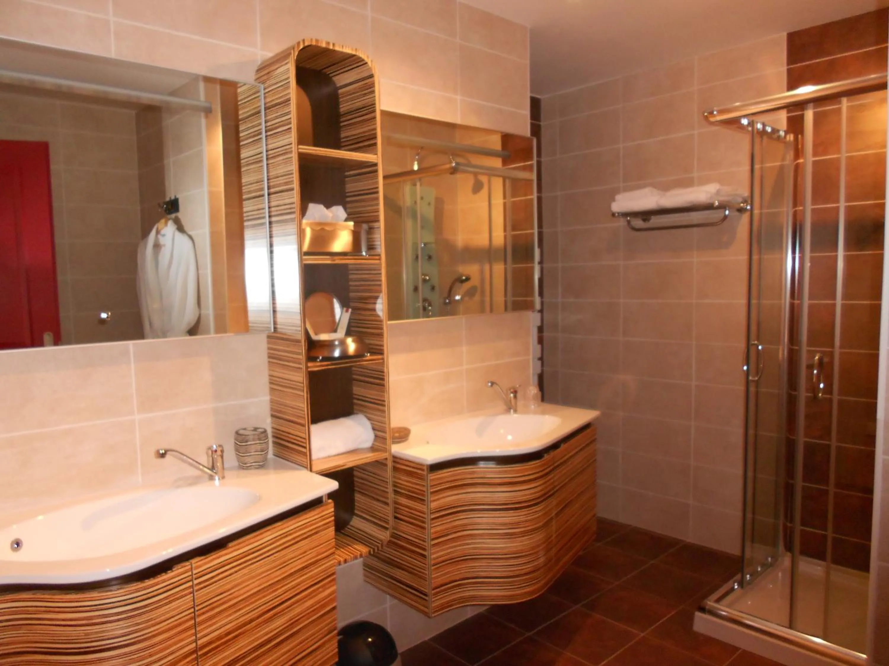 Bathroom in Logis Hôtel Restaurant Résidence