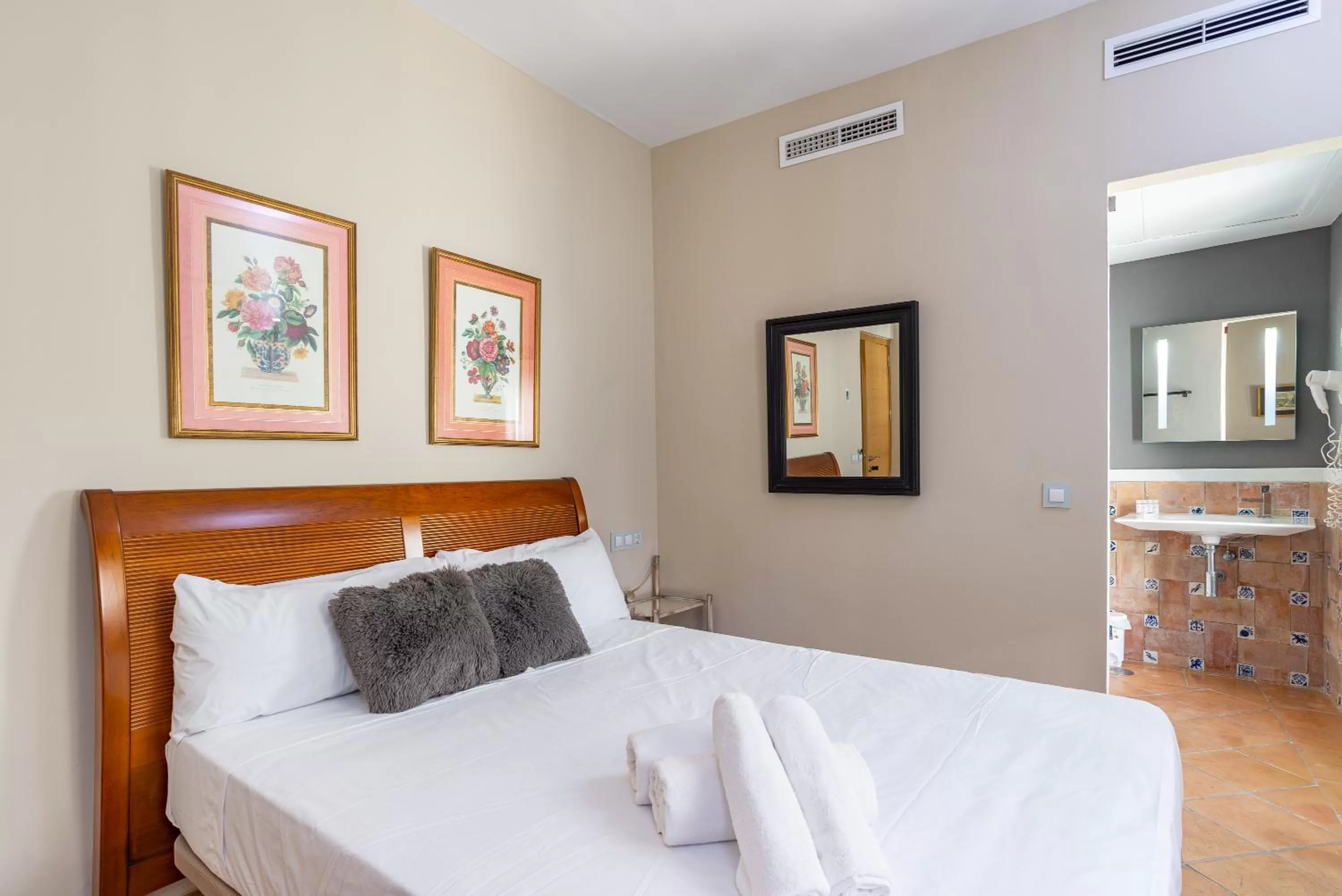 Bedroom, Bed in Hotel Albaicín