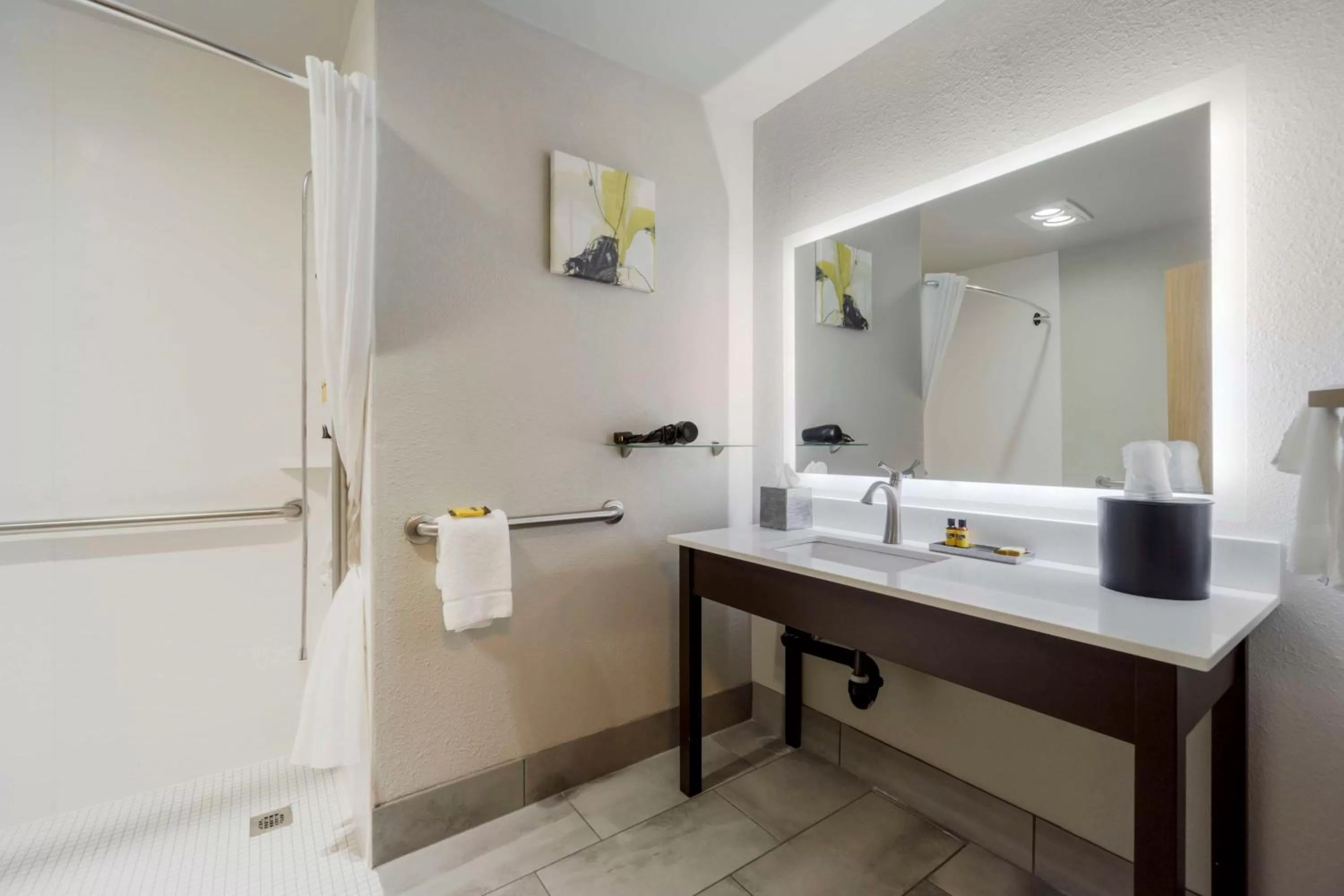 Bathroom, Bed in Best Western Plus Renton Inn