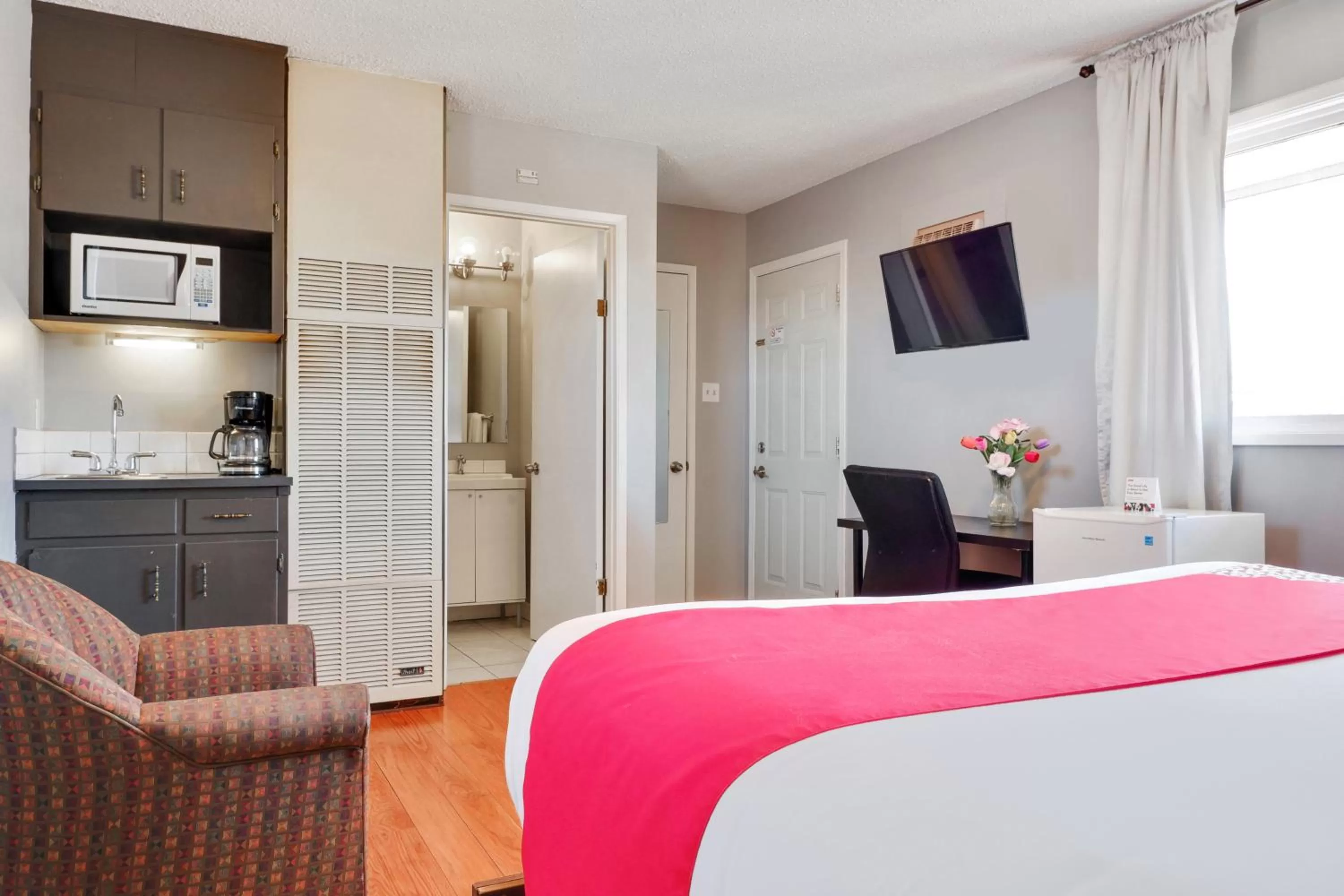 Photo of the whole room, Bed in Hotel Bethel - Fort MacLeod, AB