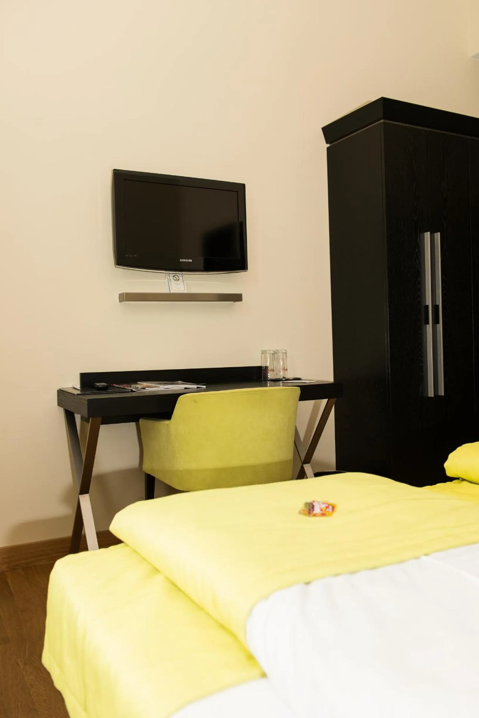 TV and multimedia, Bed in Hotel Hamburger Hof