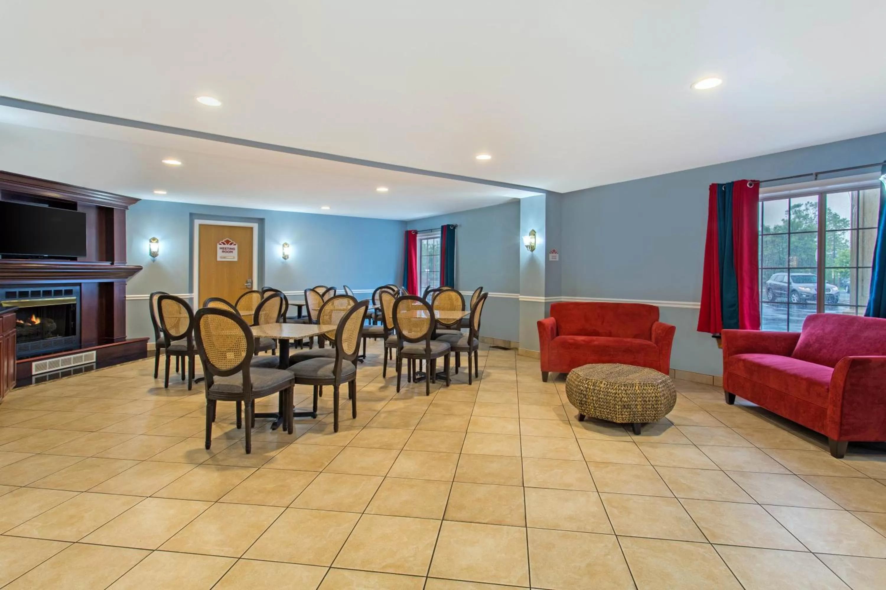 Seating area in Hawthorn Suites by Wyndham Allentown-Fogelsville