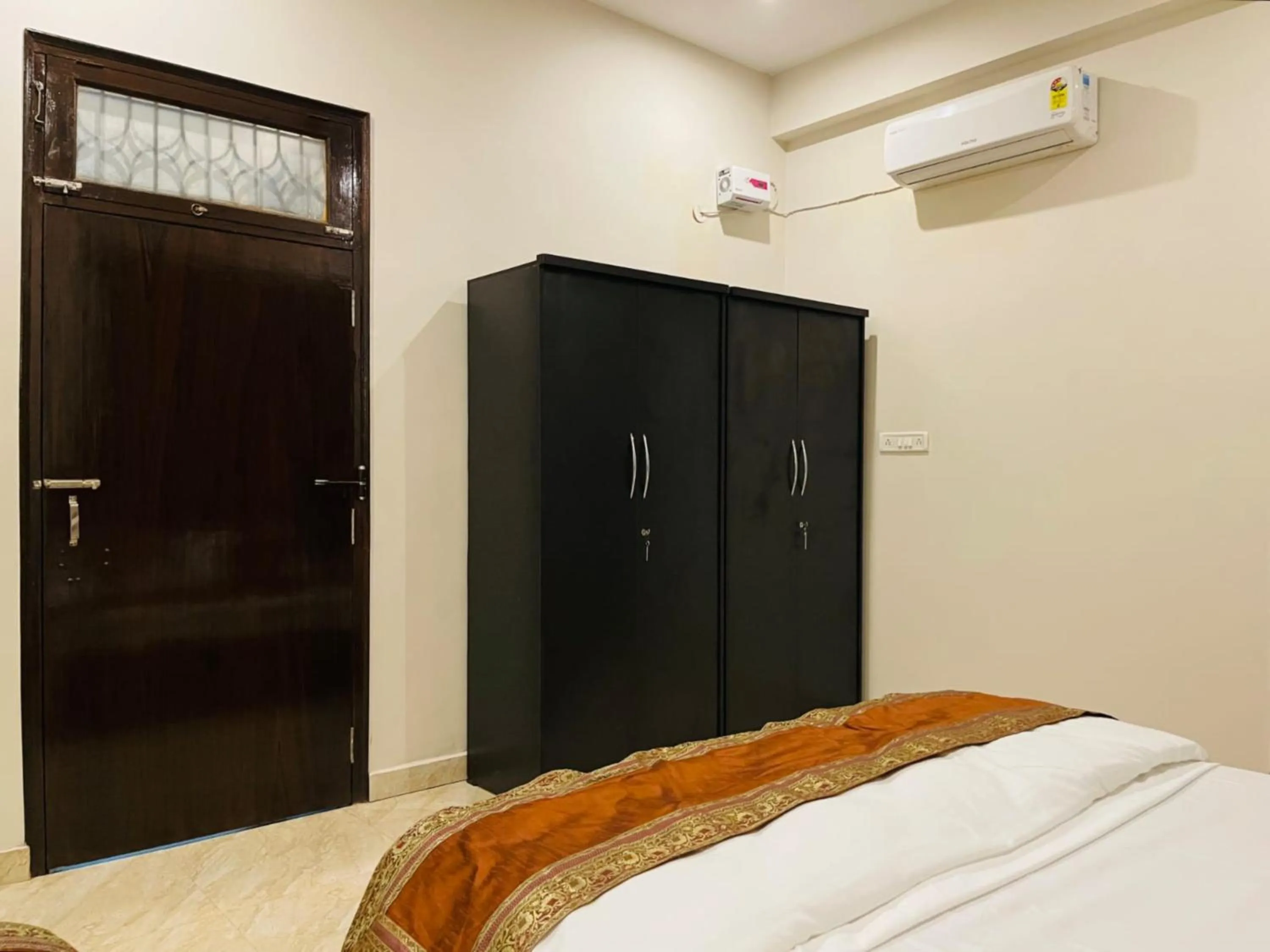 Bedroom, TV/Entertainment Center in Goroomgo Assi River Guest House Varanasi