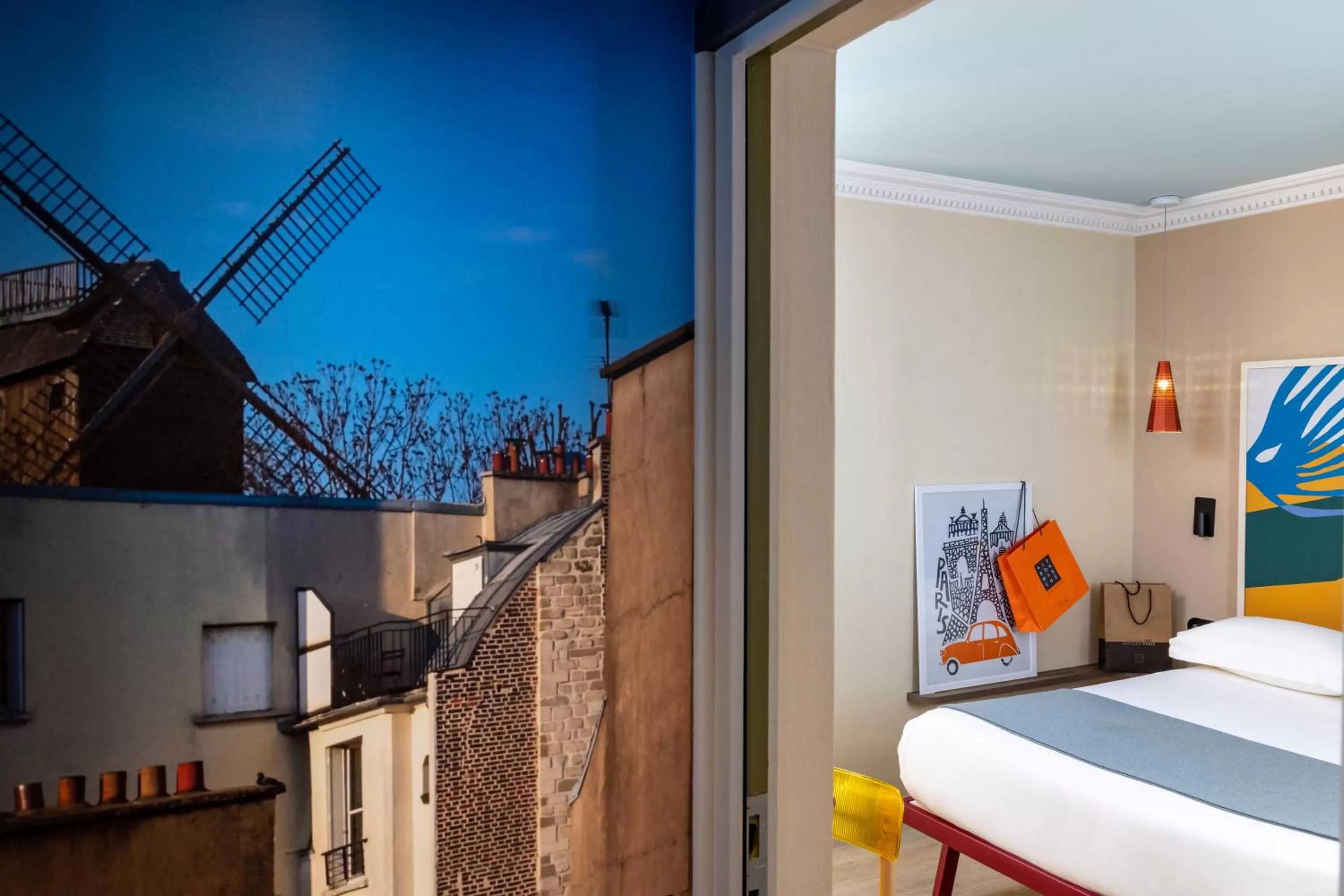 Decorative detail, Bed in Hôtel De La Paix