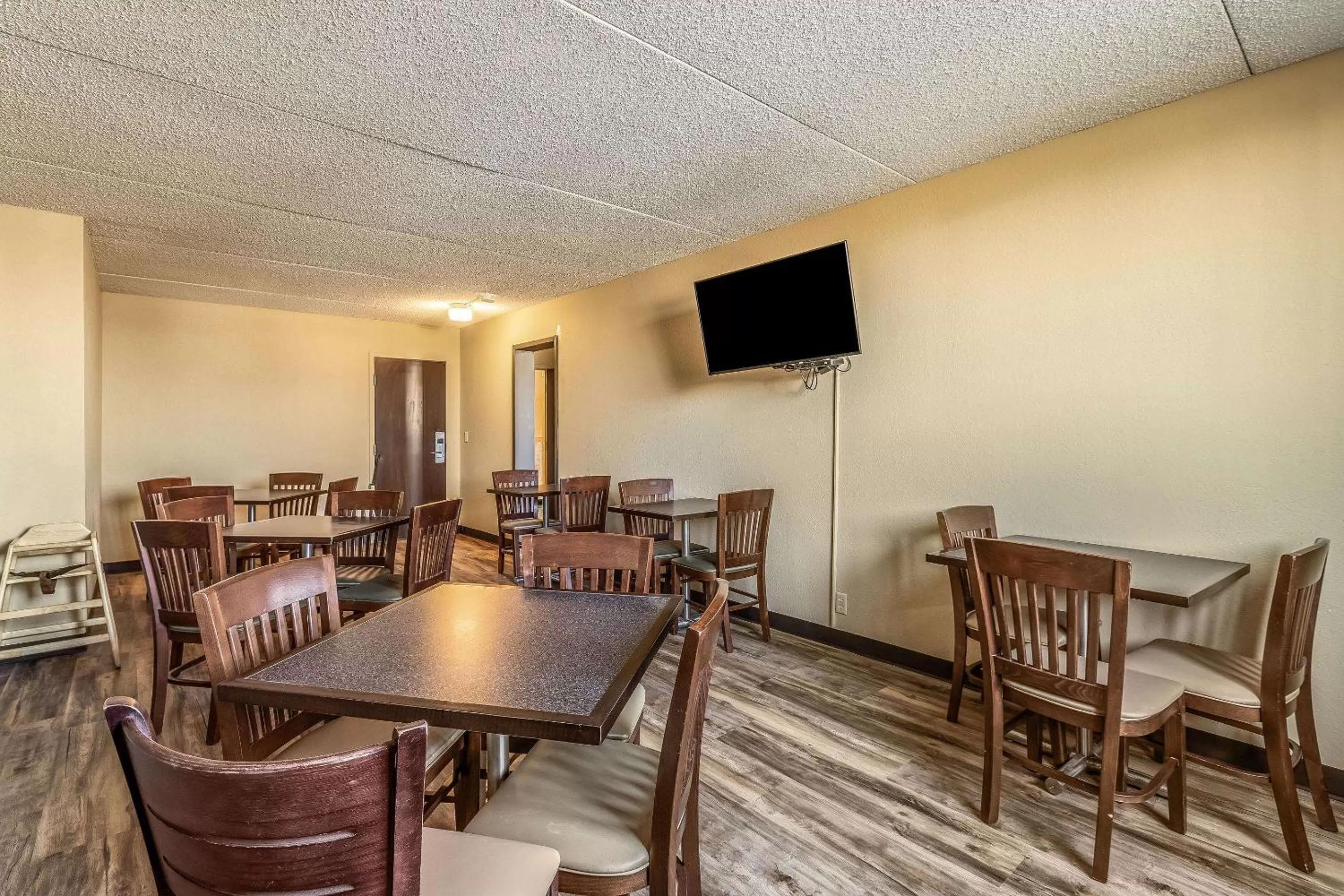 Restaurant/places to eat in Econo Lodge Albert Lea
