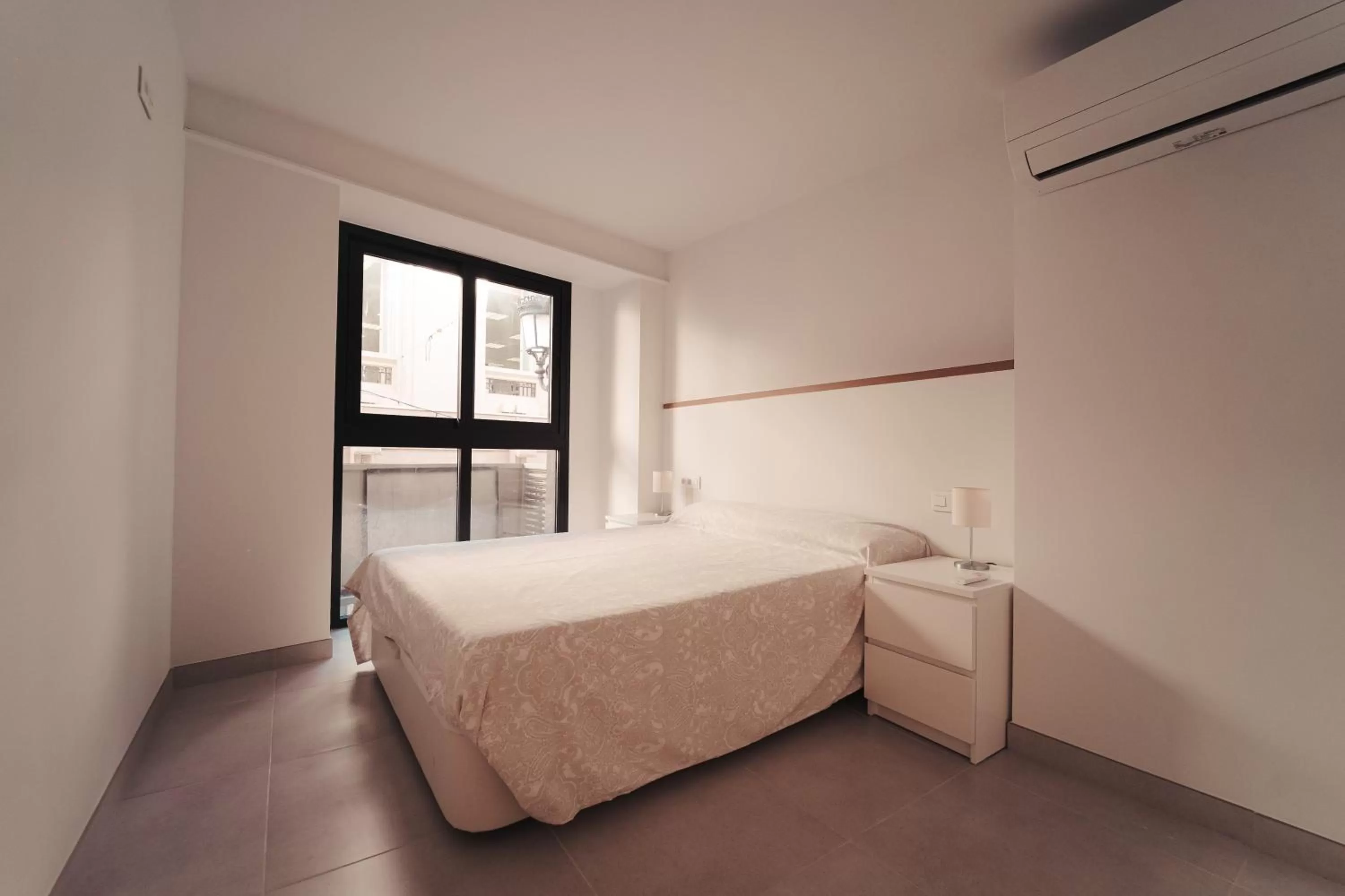 Photo of the whole room, Bed in Palm Suites