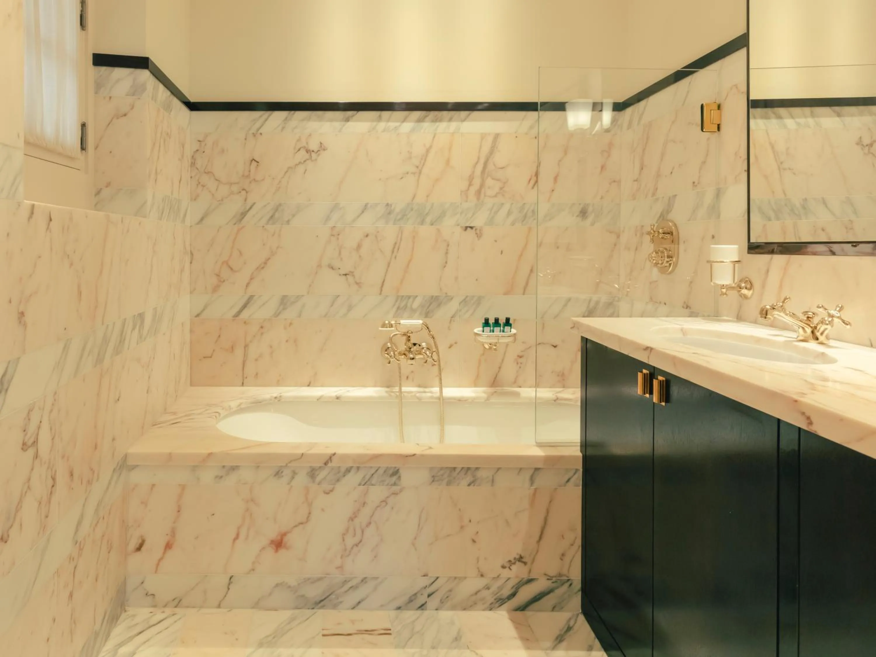 Bathroom in Hotel la Ponche