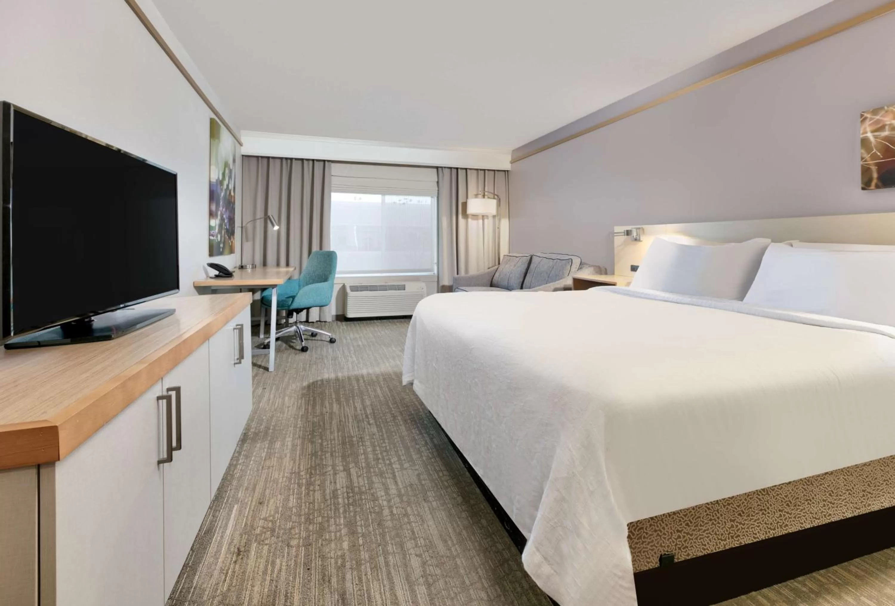 Living room, Bed in Hilton Garden Inn Irvine East/Lake Forest