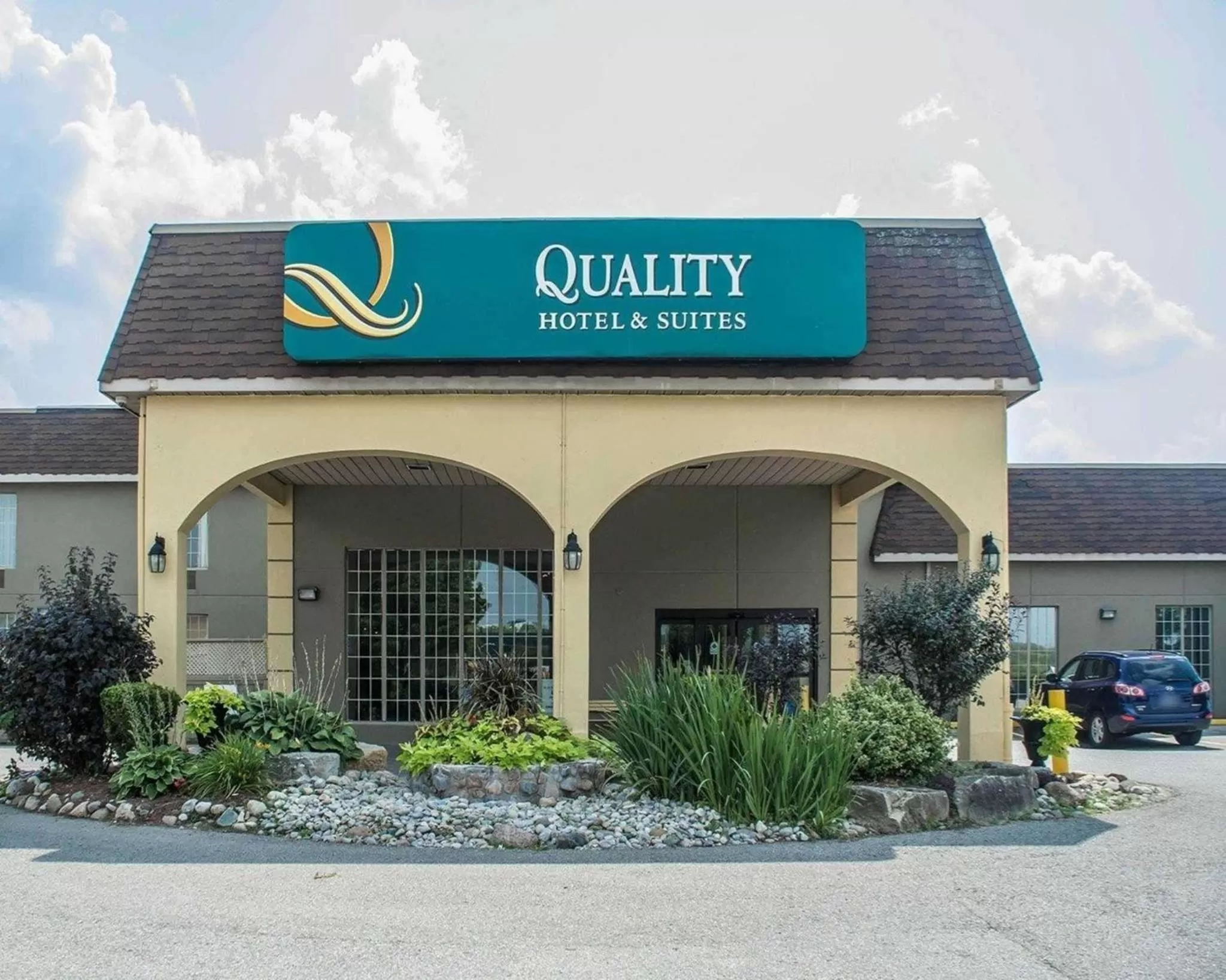Property building in Quality Hotel & Suites Woodstock