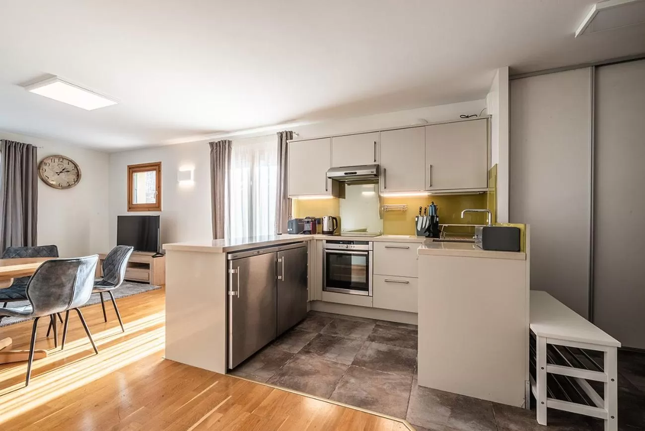 Kitchen or kitchenette, Kitchen/Kitchenette in Eden Hotel, Apartments and Chalet Chamonix Les Praz