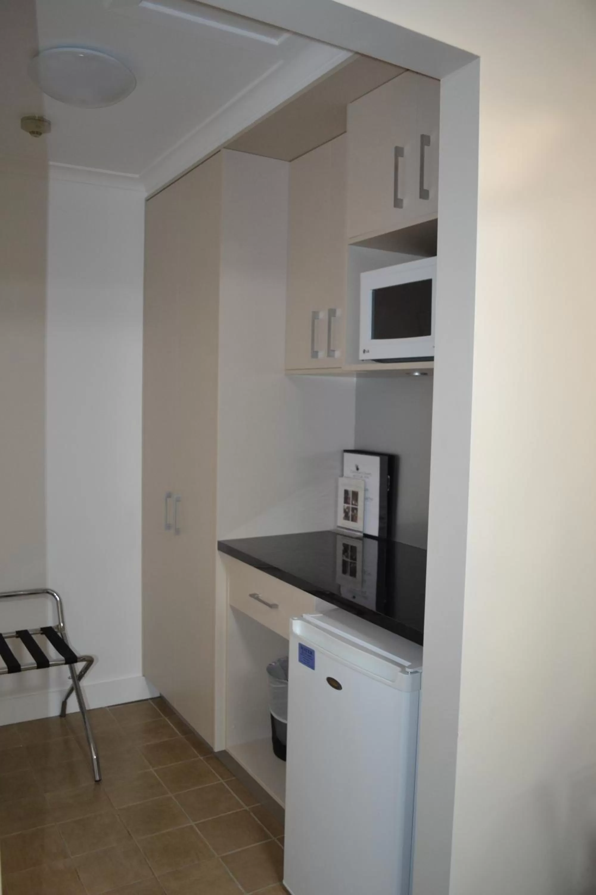 Kitchen or kitchenette in Cattlemans Country Motor Inn & Serviced Apartments