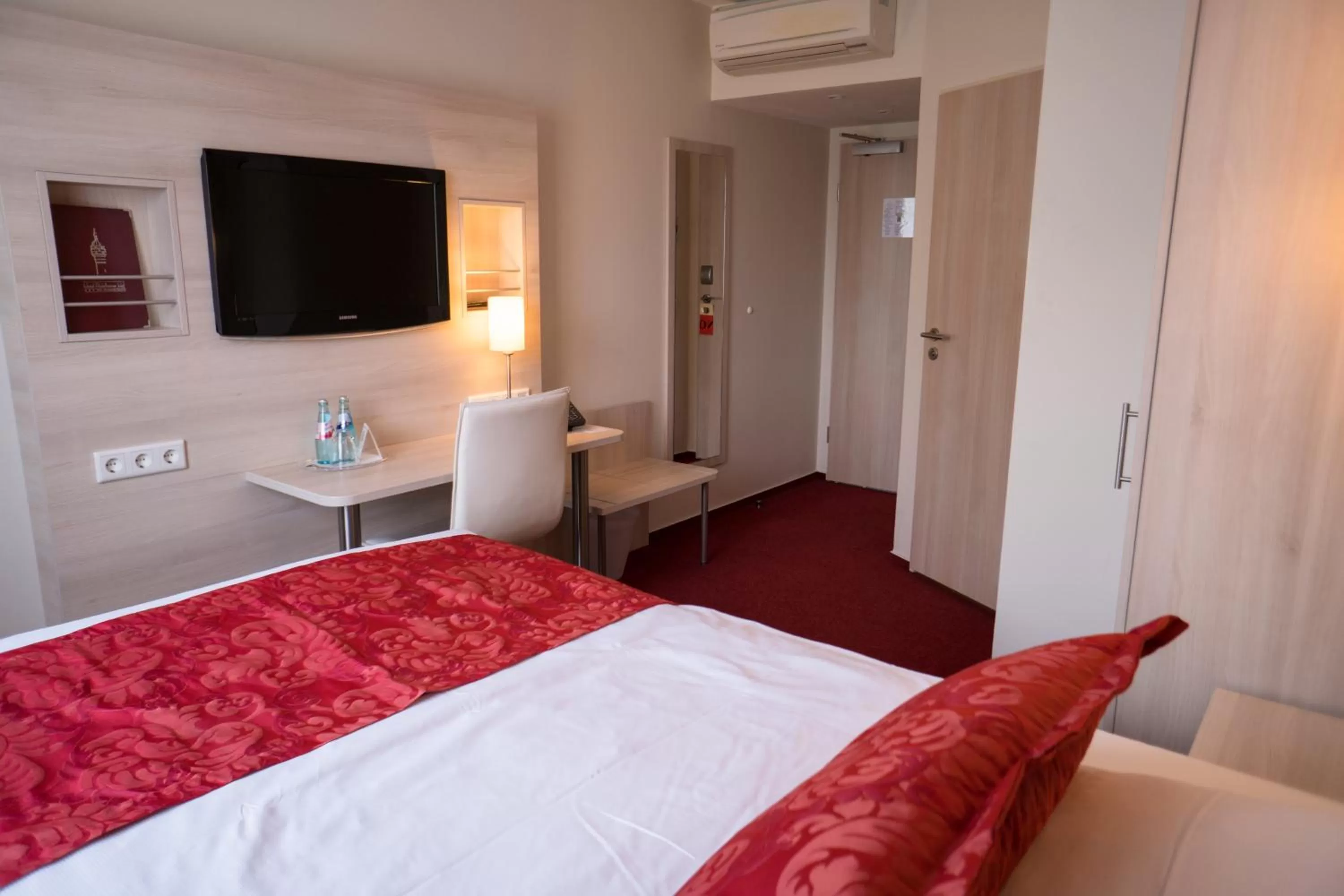 Photo of the whole room, Bed in Hotel Rödelheimer Hof - Am Wasserturm