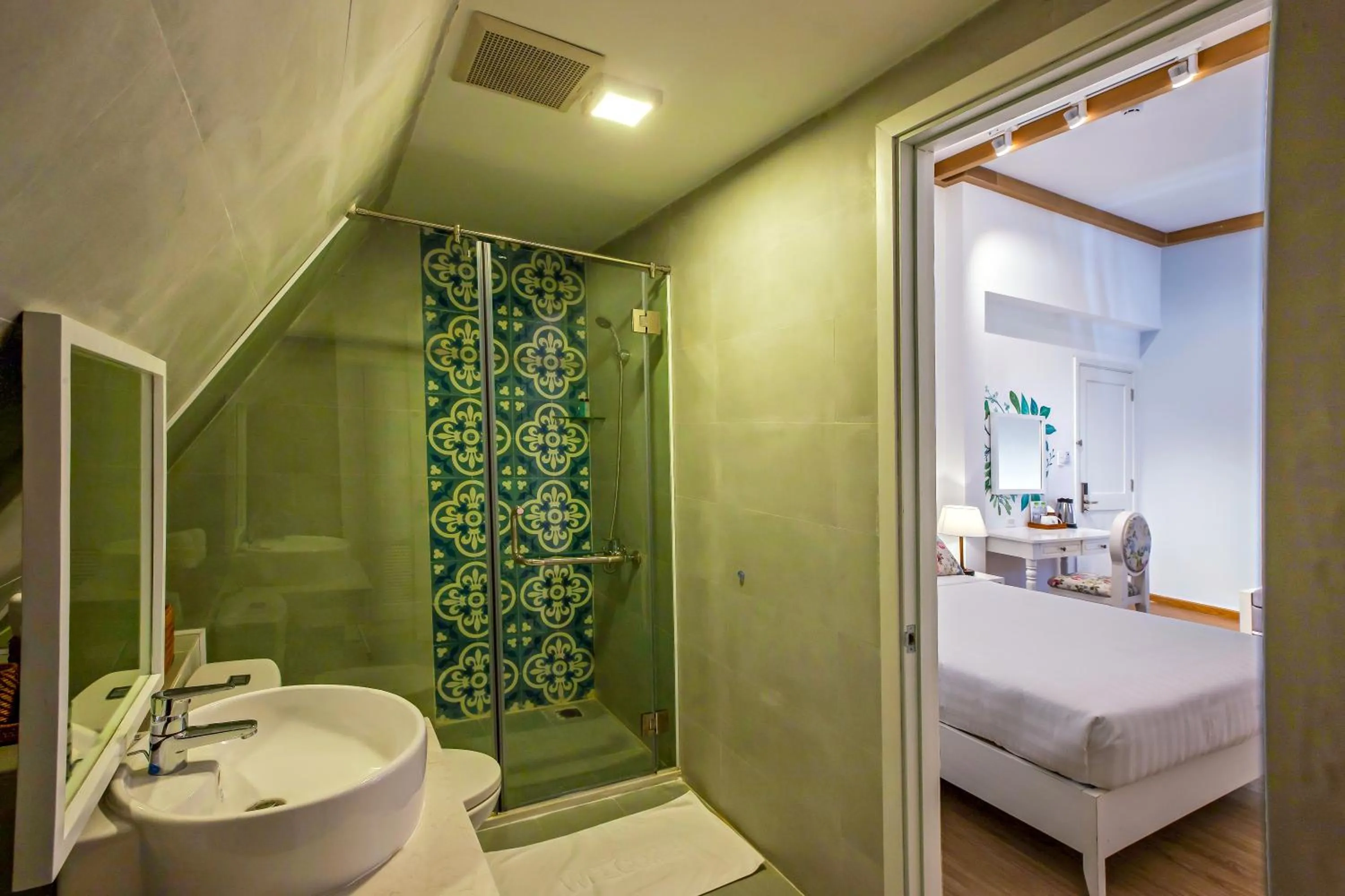 Toilet, Bed in Dalat De Charme Village