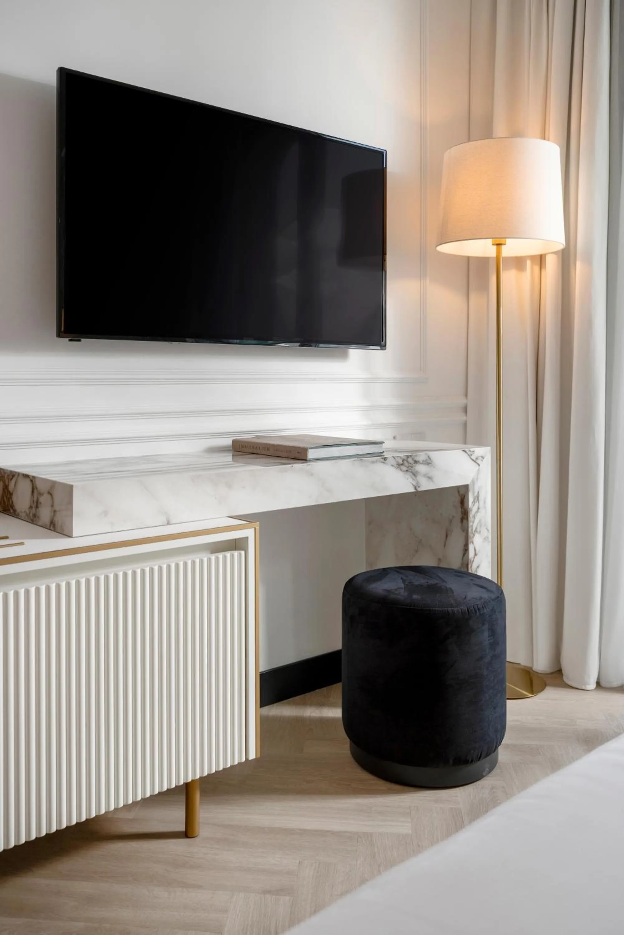 Communal lounge/ TV room in Hotel De Londres